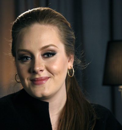 Adele confiesa que le quitaron el control de su cuenta de Twitter porque escribía borracha