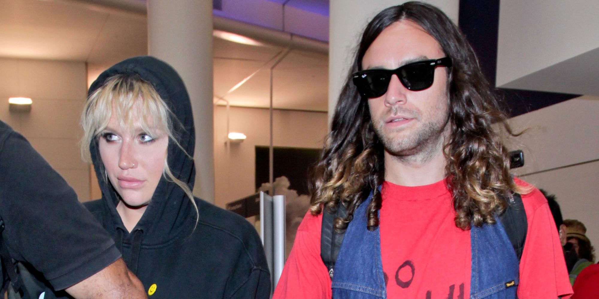 Kesha se mueve de incógnito por el aeropuerto de Los Ángeles junto a su chico Brad Ashenfelter