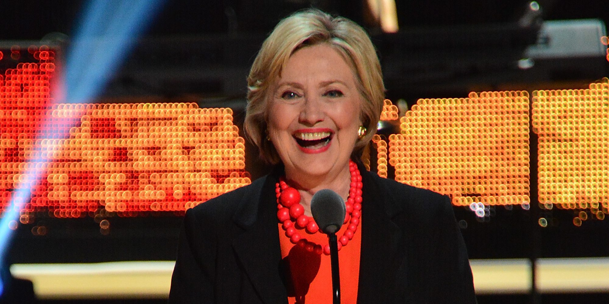 Elizabeth Banks, Eva Longoria y otras celebrities apoyan a Hillary Clinton con la canción 'Our Fight Song'