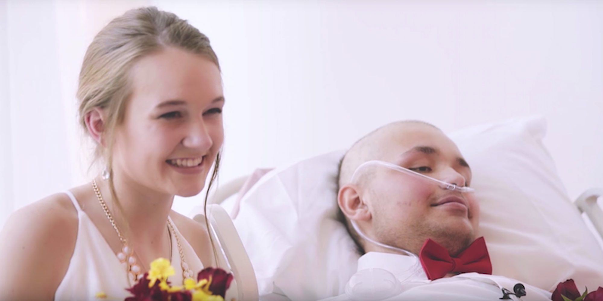 Un adolescente con cáncer se casa en el hospital y lo retransmite por las redes: "El amor todavía es posible"