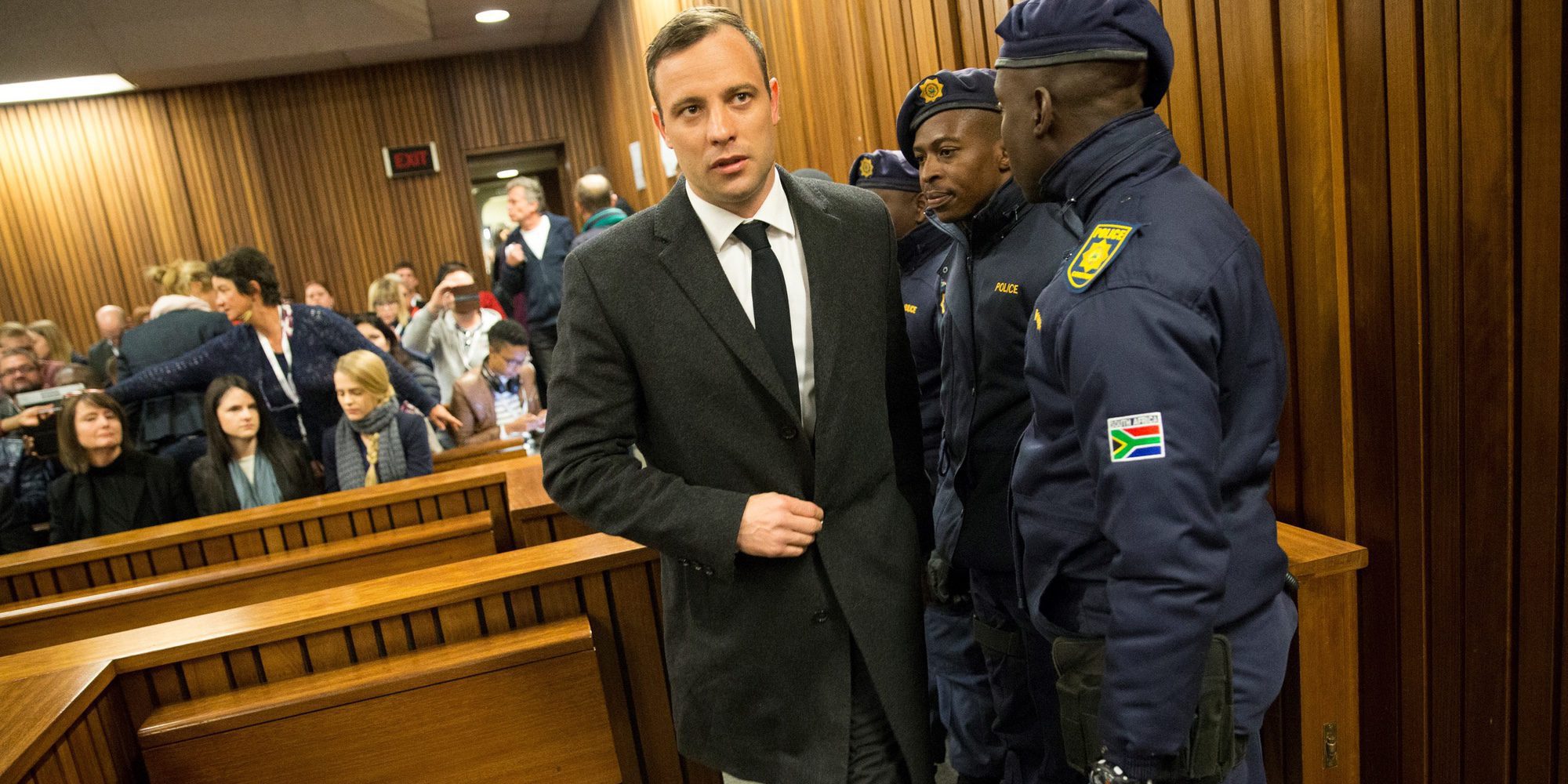 Oscar Pistorius niega su intento de suicidio justificando sus cortes por una caída de la cama