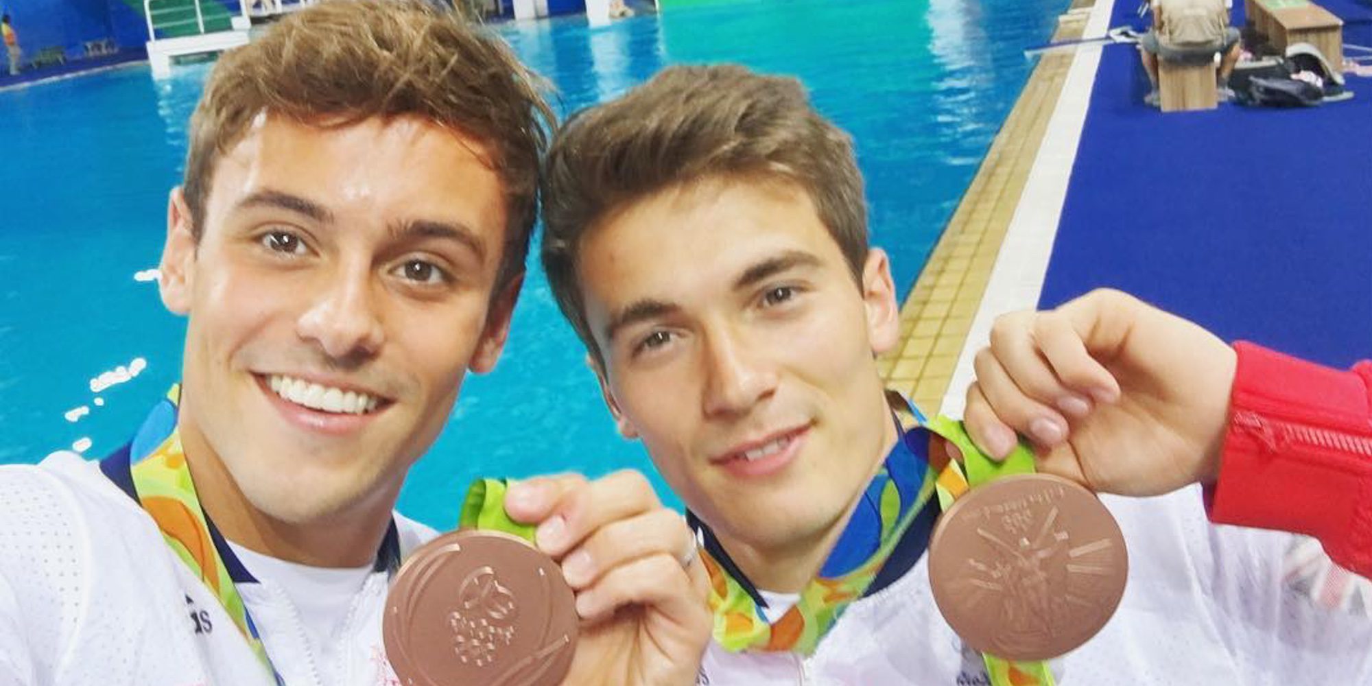 Tom Daley celebra con Dustin Lance Black su medalla de bronce en Rio 2016
