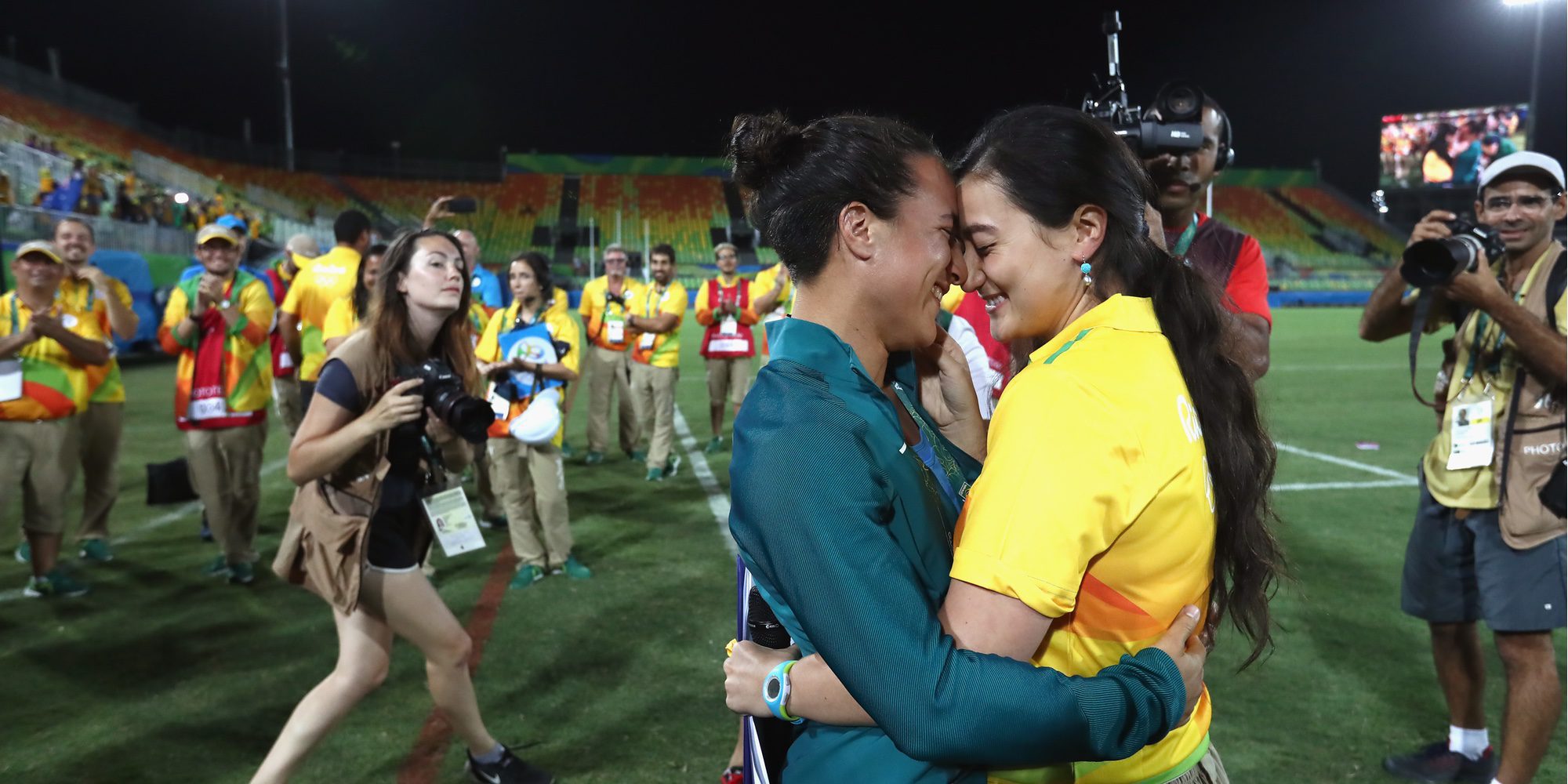 Río 2016: La novia de una jugadora de la selección brasileña de rugby salta al campo para pedirle matrimonio