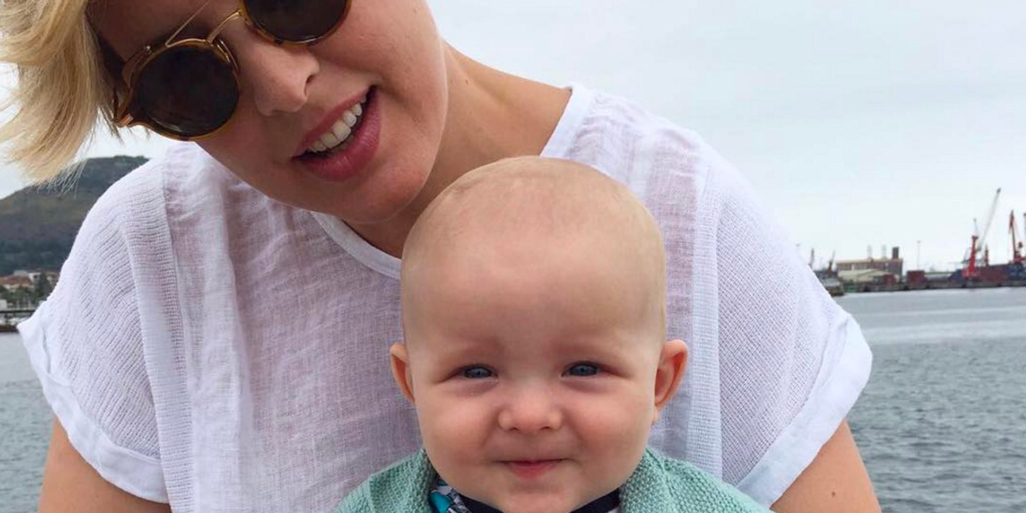 La última polémica de Tania Llasera: criticada por tener a su hijo Pepe en la playa sin sombrero