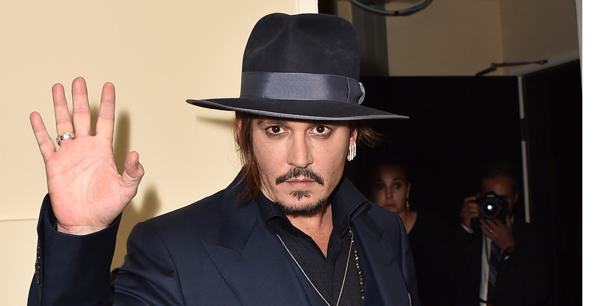 Continúa la polémica: Johnny Depp se habría herido un dedo durante un ataque de celos
