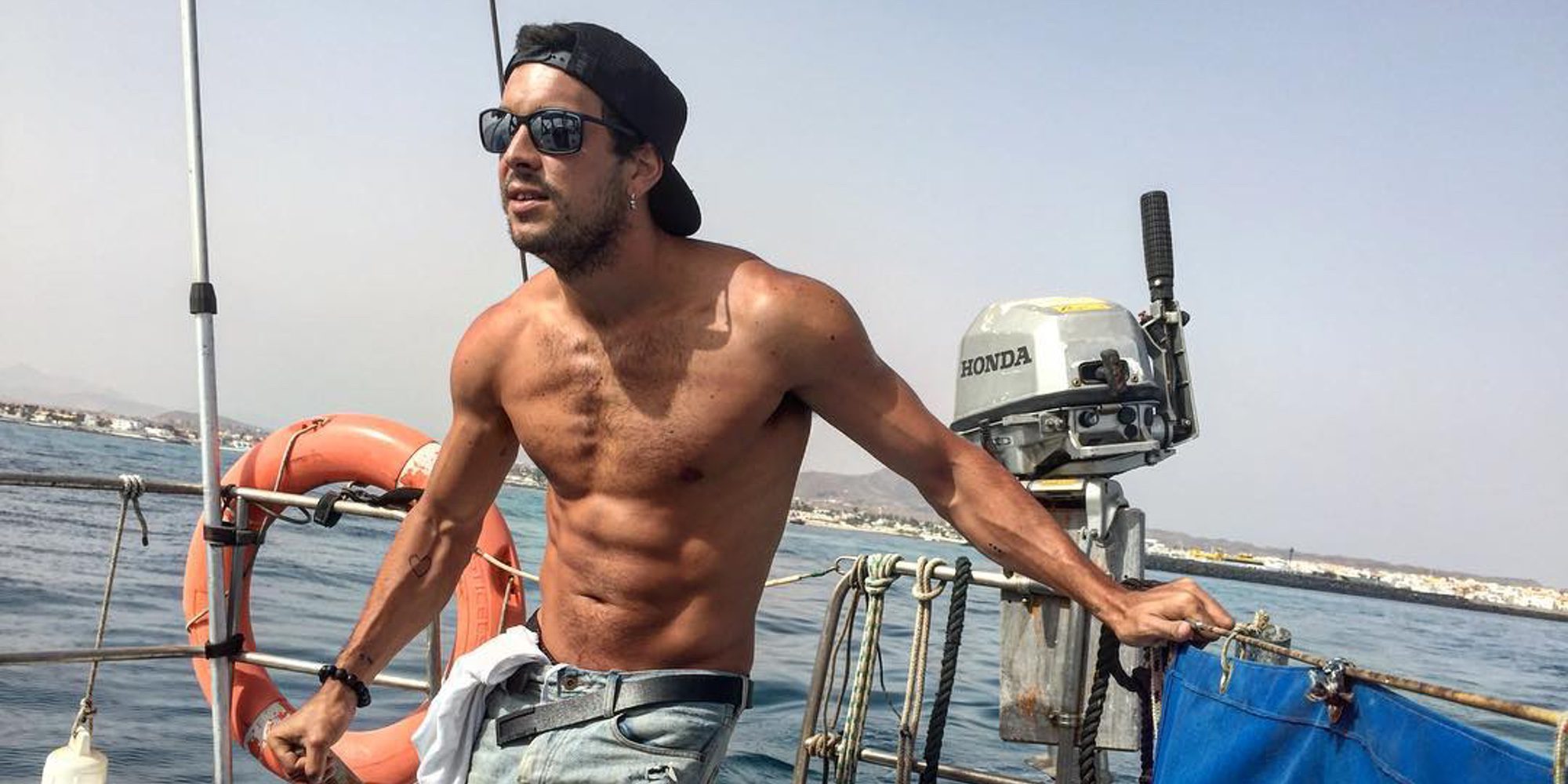 Marinero sexy: Mario Casas regala su posado veraniego a bordo de un barco