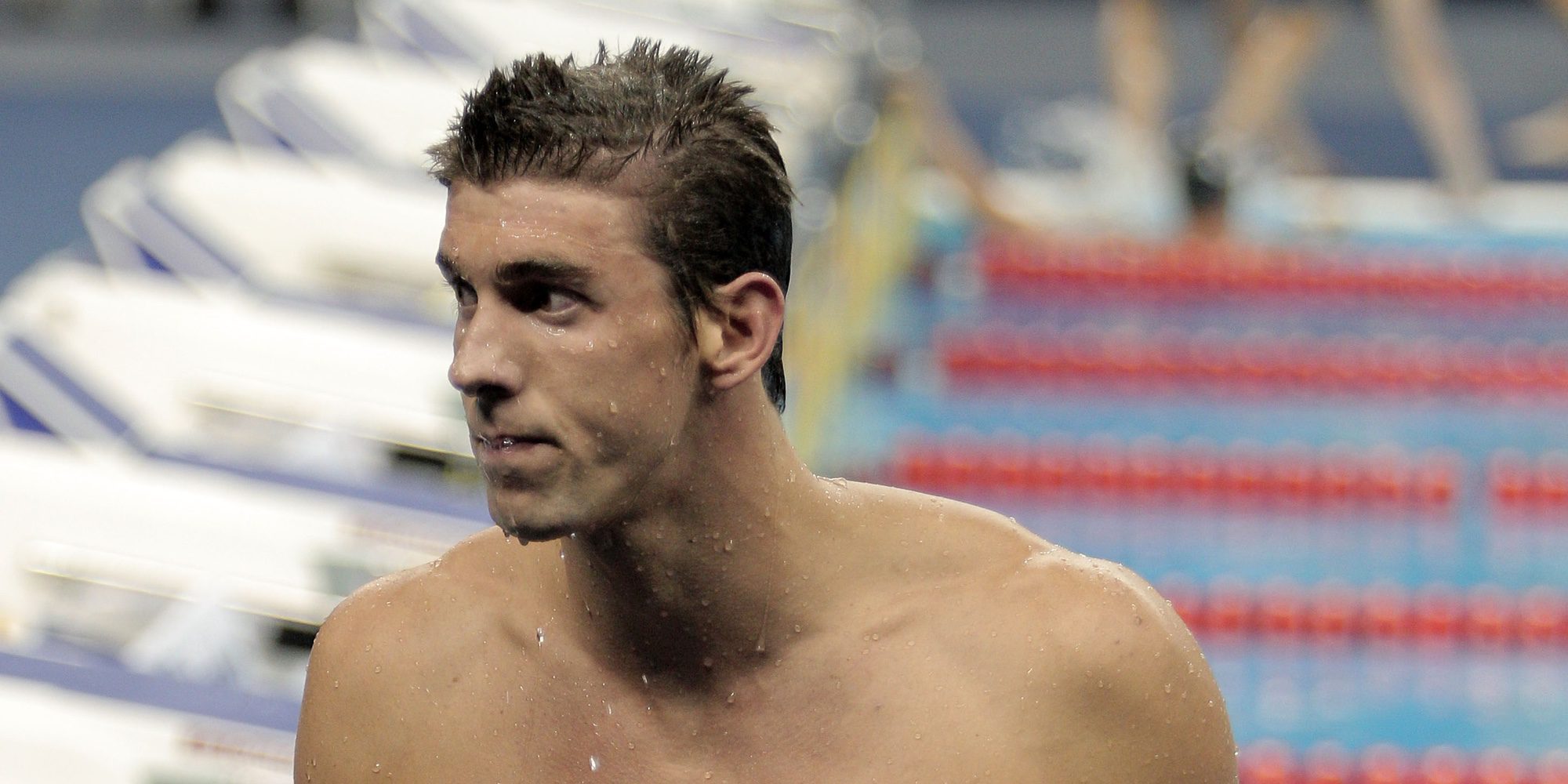 Michael Phelps vuelve a casa tras Río 2016 y vuelve a meterse en la piscina con su hijo Boomer