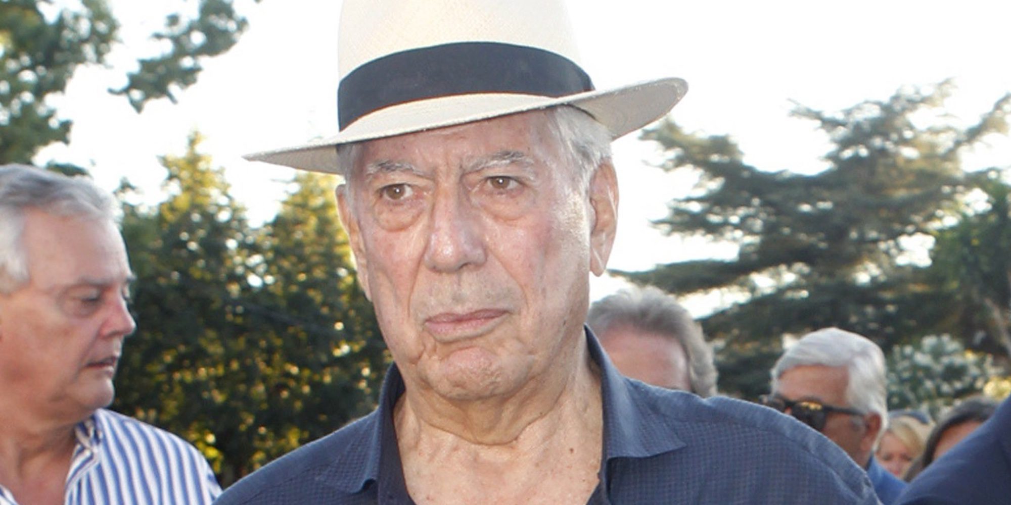 Mario Vargas Llosa, atacado por un banco de medusas durante sus vacaciones con Isabel Preysler