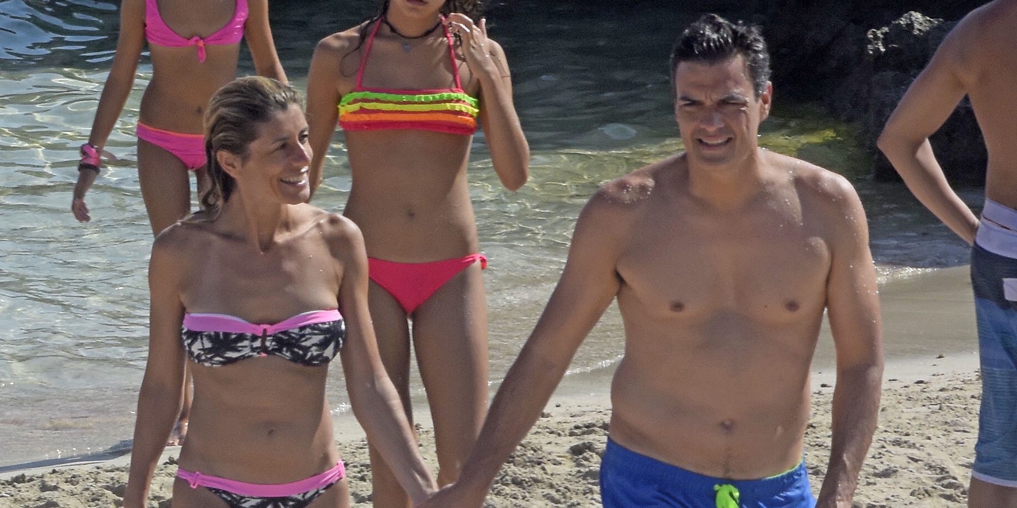 Pedro Sánchez y su mujer Begoña Gómez presumen de cuerpazo y de amor en Ibiza