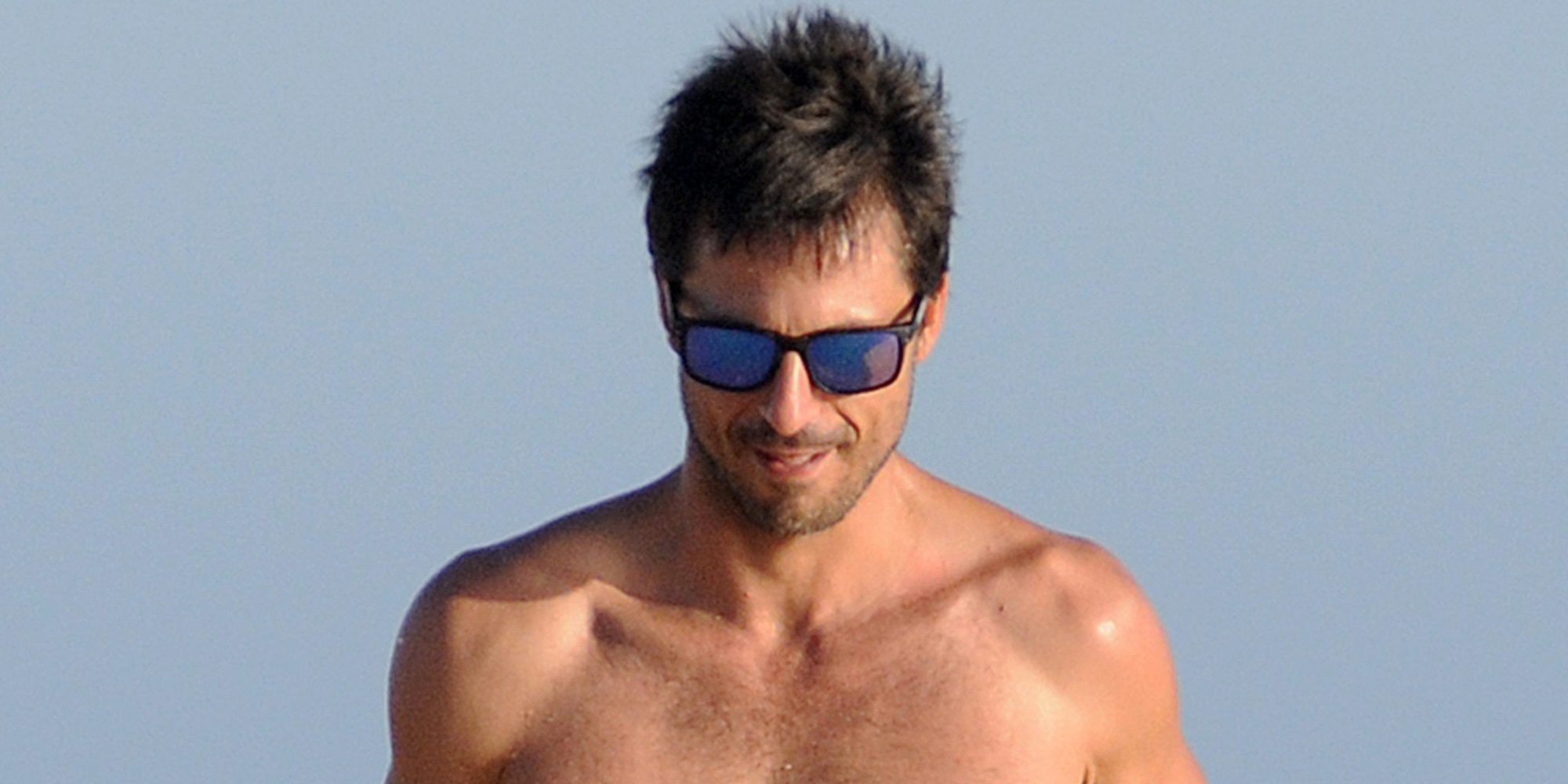 Hugo Silva, pillado en las playas de Cádiz con su novia Marta Guerras en topless