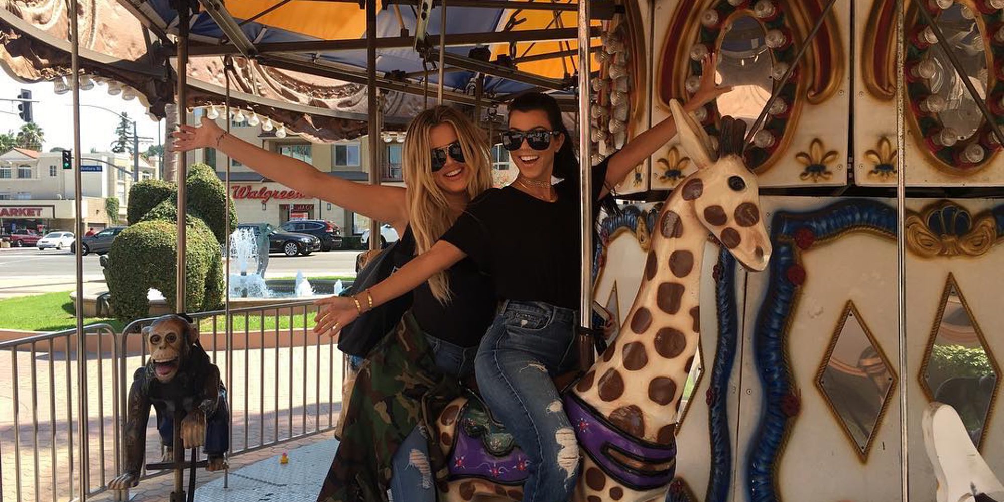 Kourtney y Khloe Kardashian disfrutan de una tarde de hermanas subidas a un tiovivo