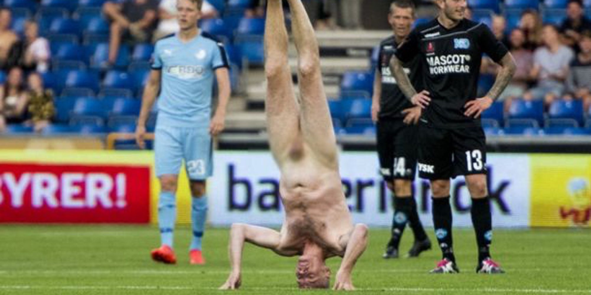 Escándalo en un partido de fútbol de Dinamarca: El exjugador Lars Elstrup salta al campo desnudo