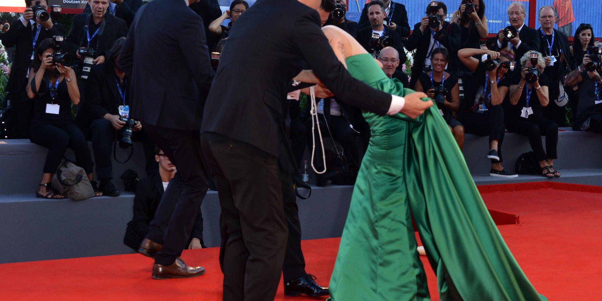 La actriz coreana Moon So-ri se cae en la alfombra roja del Festival de Cine de Venecia