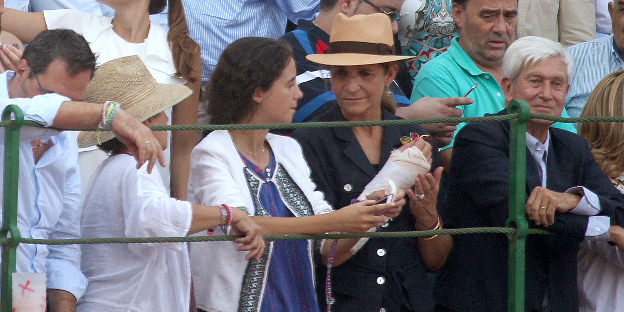 La Infanta Elena reaparece en los toros junto a su hija Victoria Federica tras su operación de muñeca