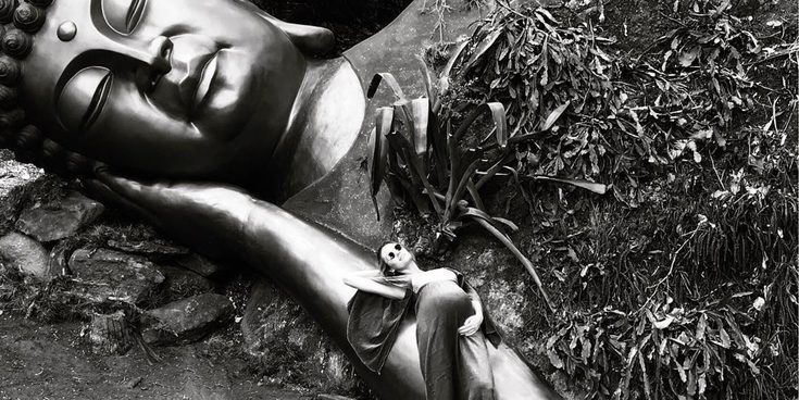 Candice Swanepoel luce su avanzado embarazo buscando la paz junto a Buda