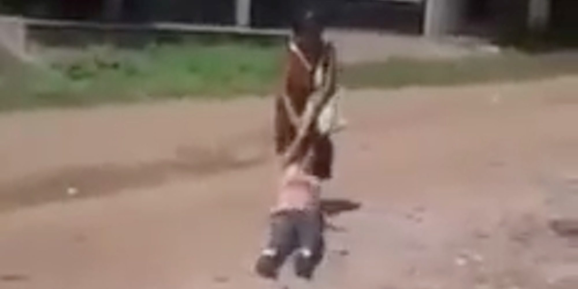 Una mujer arrastra de los pelos a su hija discapacitada por la calle en México
