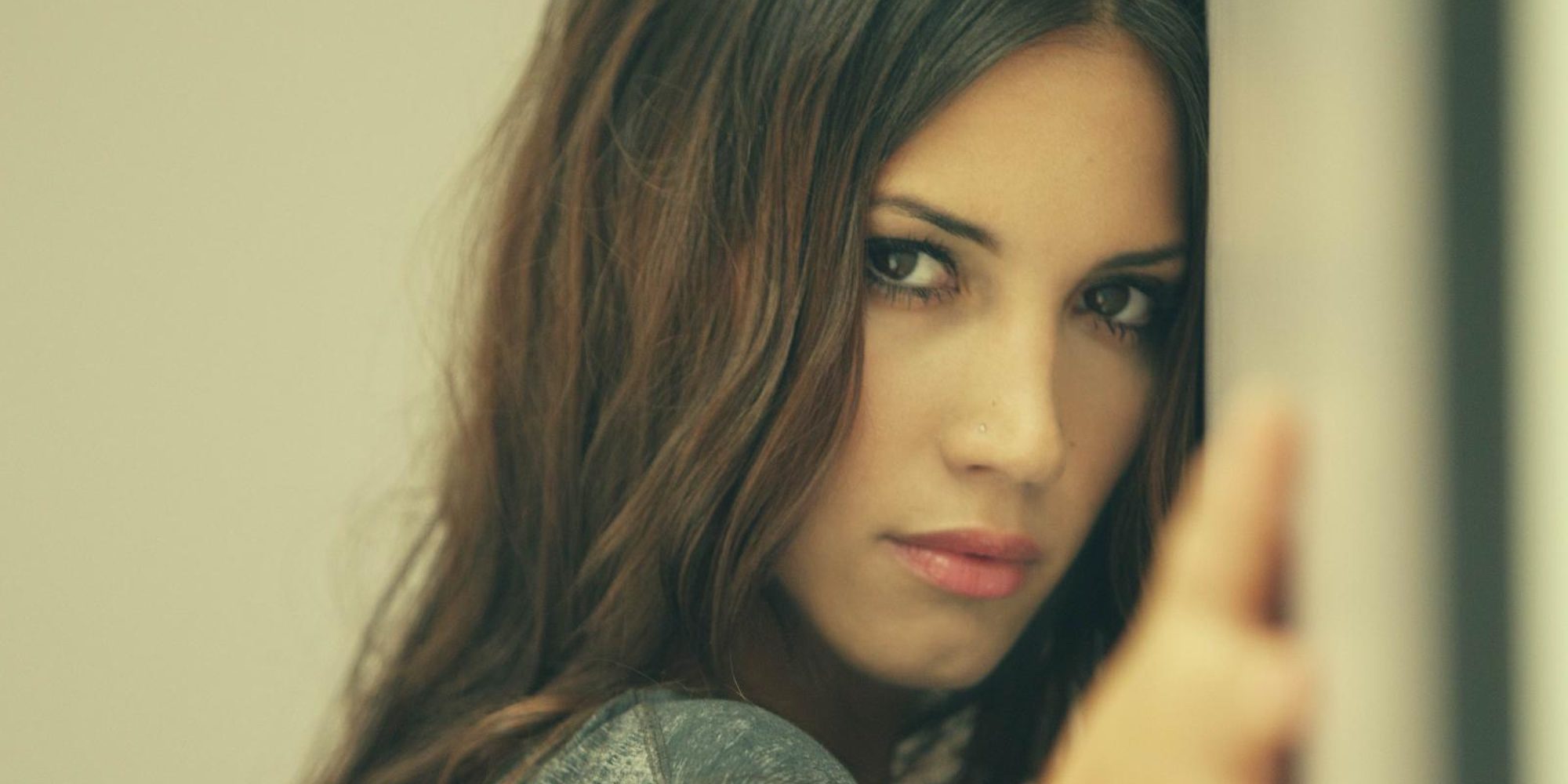 El lado oculto de India Martínez en el videoclip de 'Todo no es casualidad'