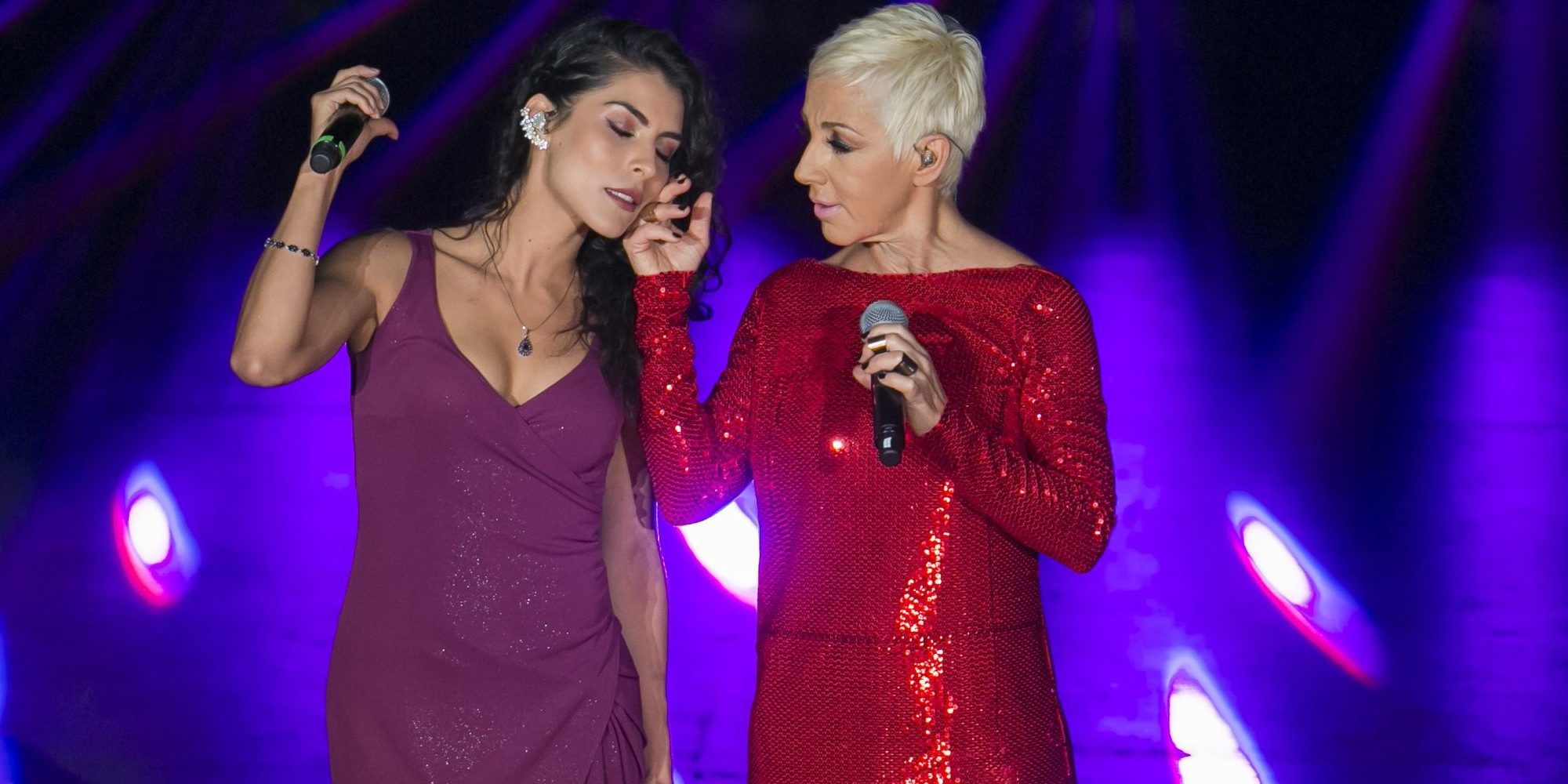 Ana Torroja y María León se besan tras interpretar 'Mujer contra mujer' en México
