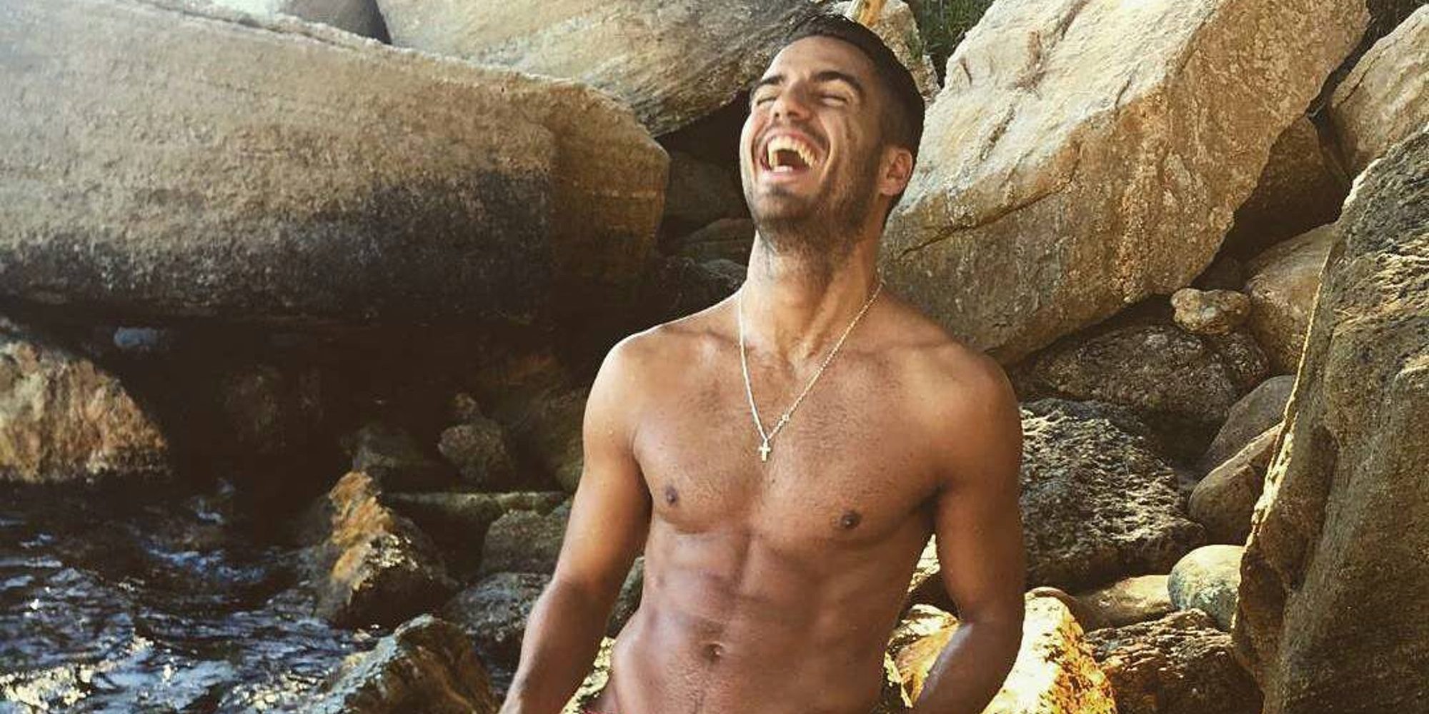 Maxi Iglesias se desnuda para dar la bienvenida al octubre desde la playa