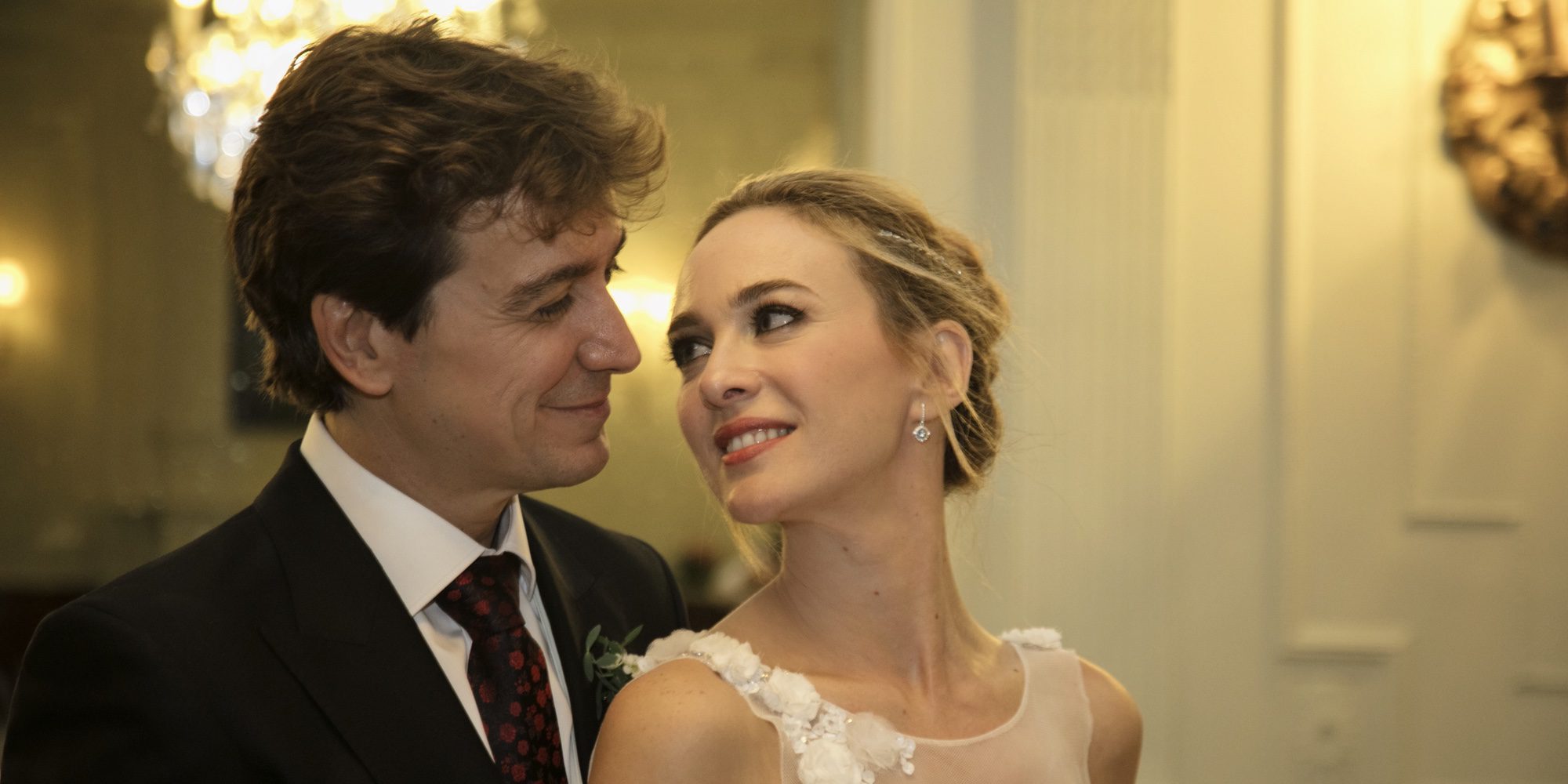 Marta Hazas y Javier Veiga: primer paseo de casados cogidos de la mano por Santander