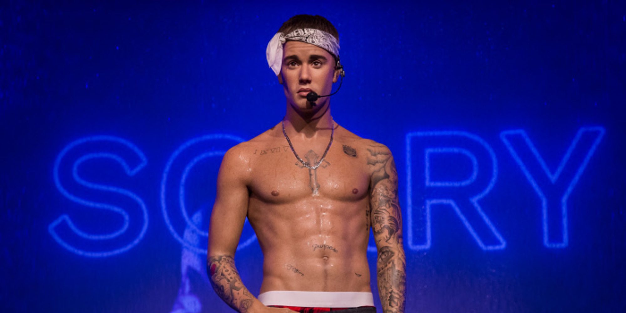 Justin Bieber luce abdominales en el Museo Madame Tussauds de Londres