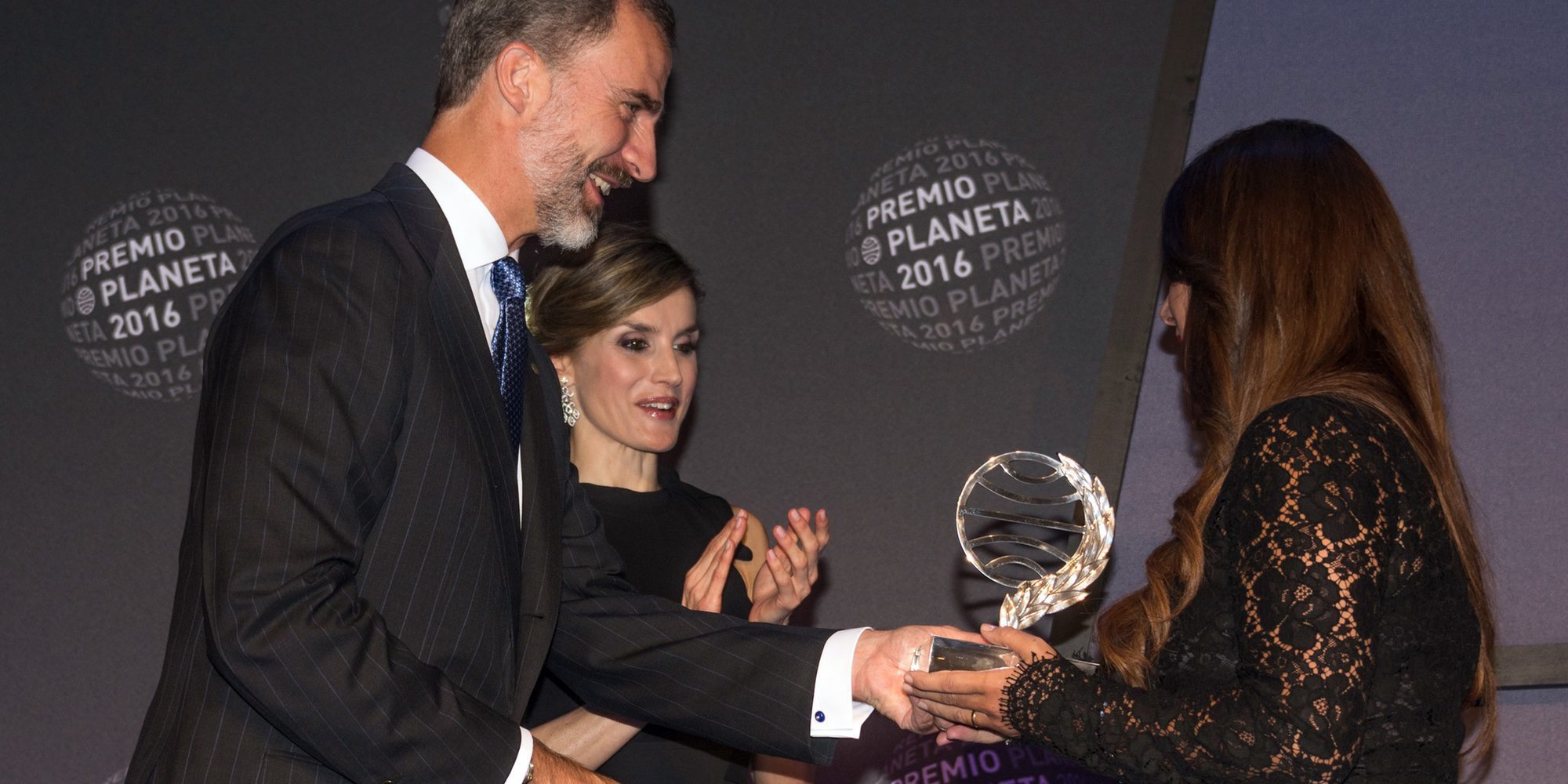 Dolores Redondo gana el 65º Premio Planeta por su libro 'Todo esto te daré'
