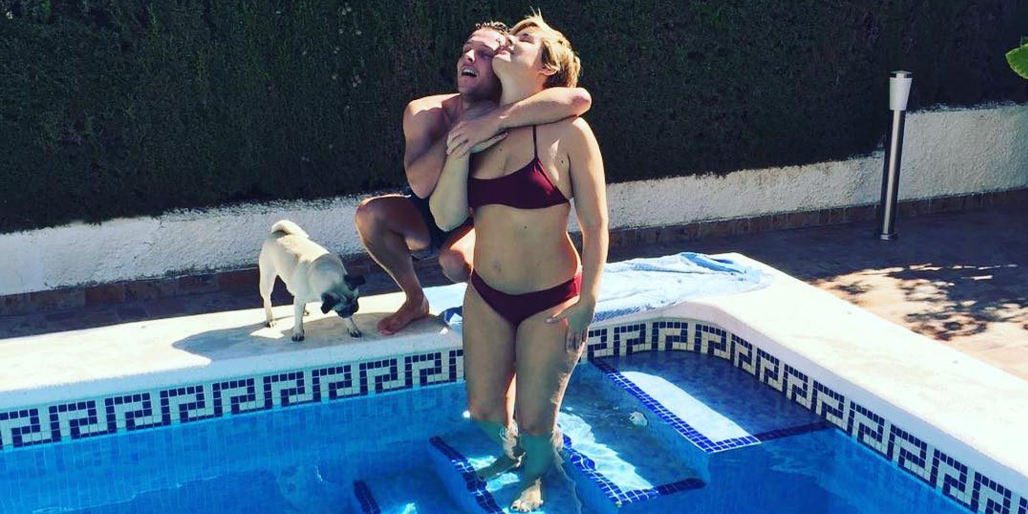 Tania Llasera vuelve a posar sin complejos en bikini en pleno otoño: "Sigo siendo una talla 44"