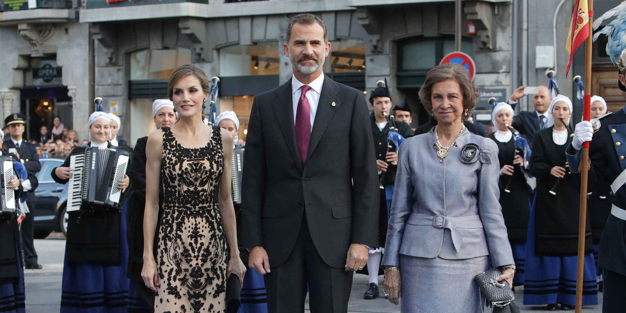 El tropezón de la Reina Sofía, la anécdota de los Premios Princesa de Asturias 2016