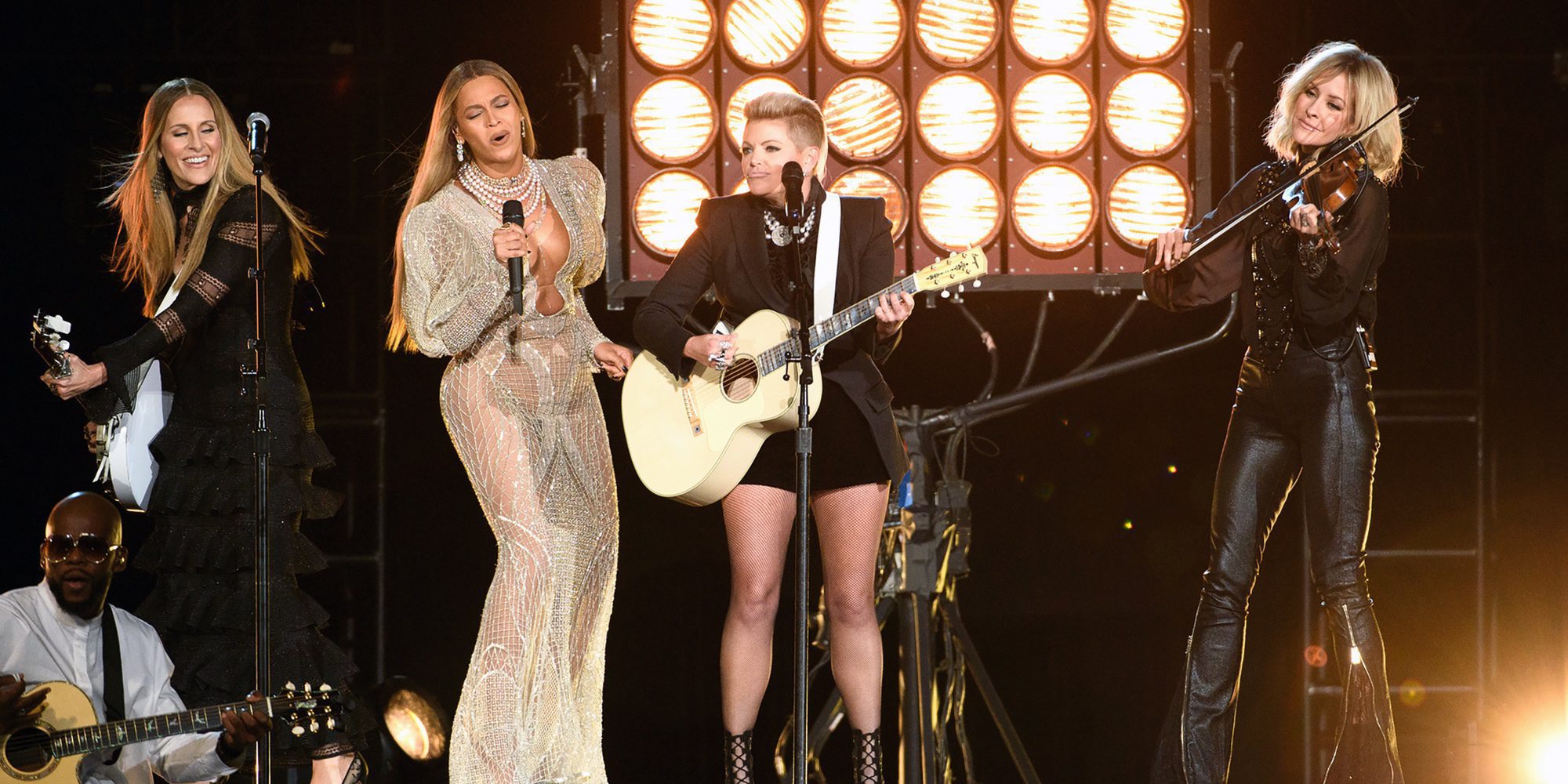 Beyoncé brilla en el escenario de los CMA Awards 2016 interpretando 'Daddy Lessons' junto a Dixie Chicks
