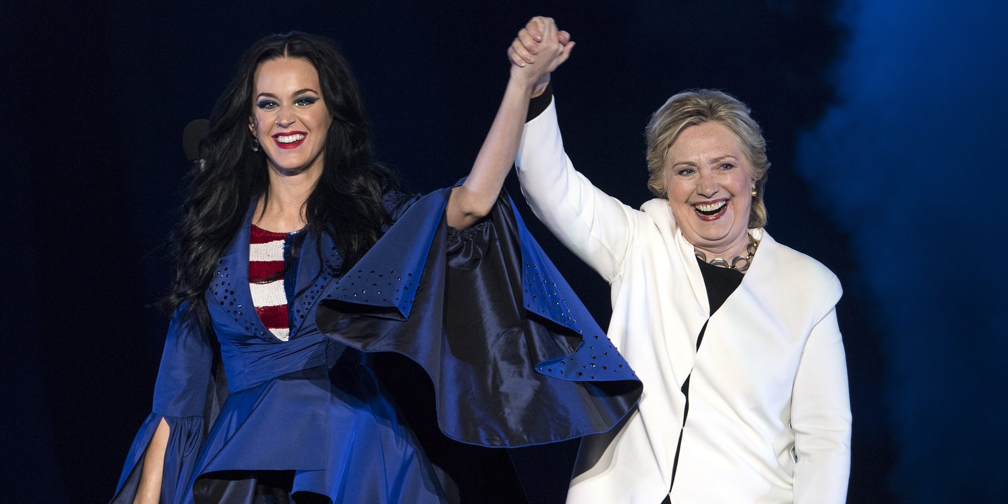 Katy Perry pide el voto para Hillary Clinton con una capa muy significativa: "Estoy con la señora Presidenta"