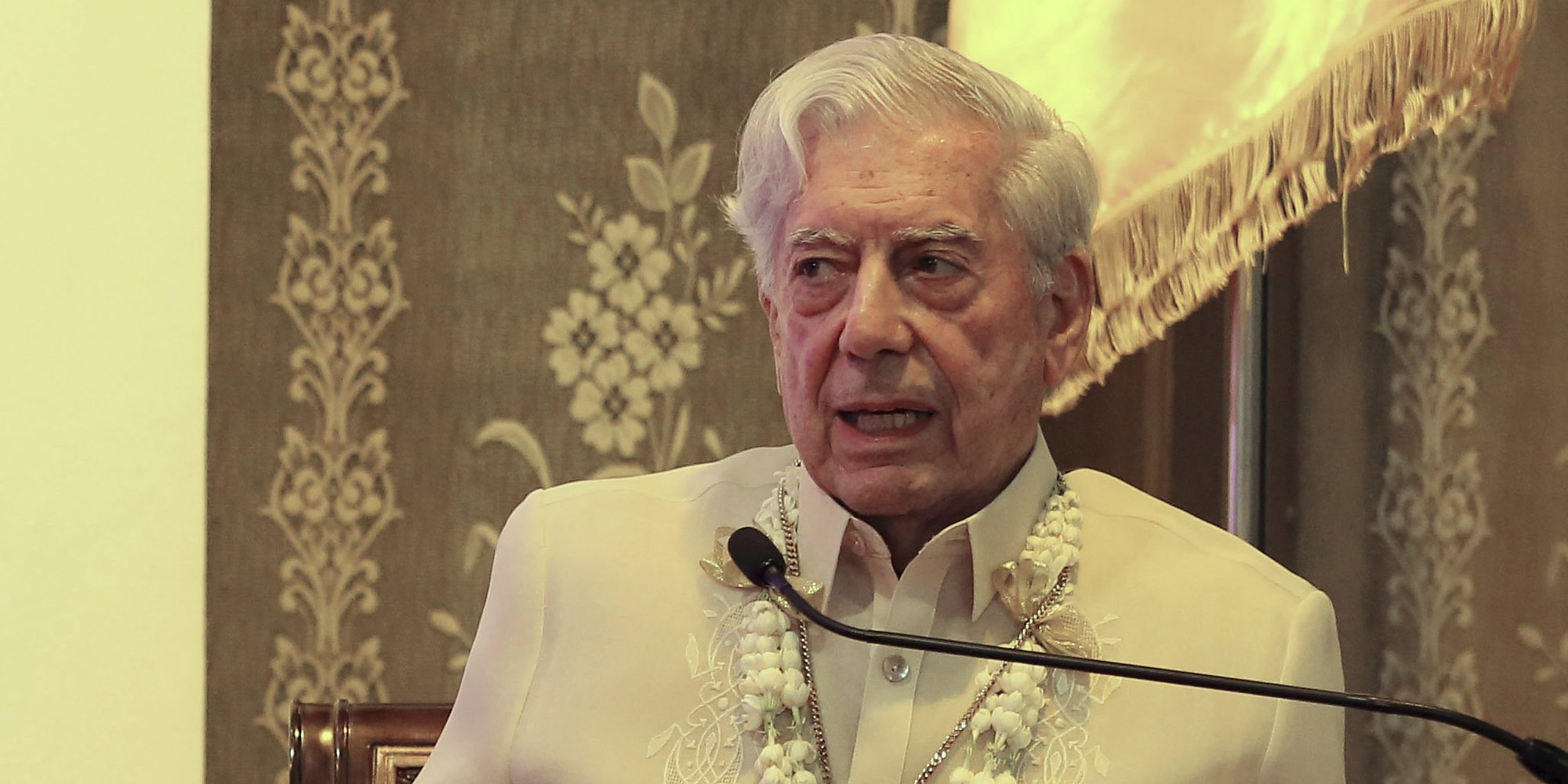 Isabel Preysler presenta a Mario Vargas Llosa a su familia de Filipinas en su viaje más especial