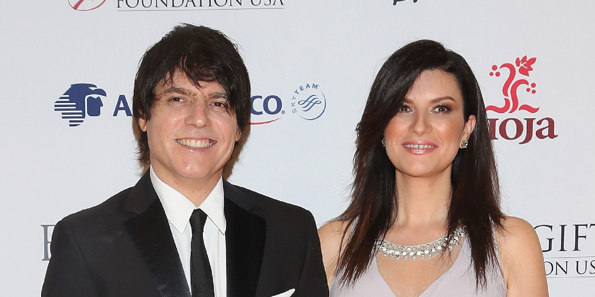 Laura Pausini y Paolo Carta pasean su amor por la alfombra roja de la Global Gift Gala celebrada en México