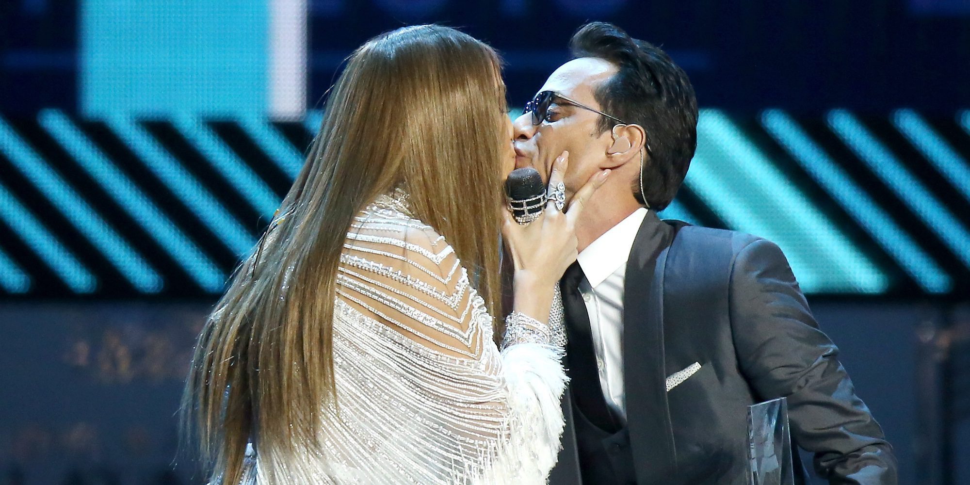 Jennifer Lopez y Marc Anthony se funden en un beso tras cantar por Pimpinela en los Grammy Latinos 2016