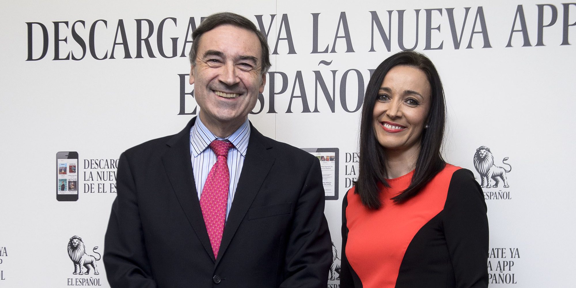 Pedro J. Ramírez y Cruz Sánchez de Lara, risa nerviosa y miradas cómplices en su primer posado
