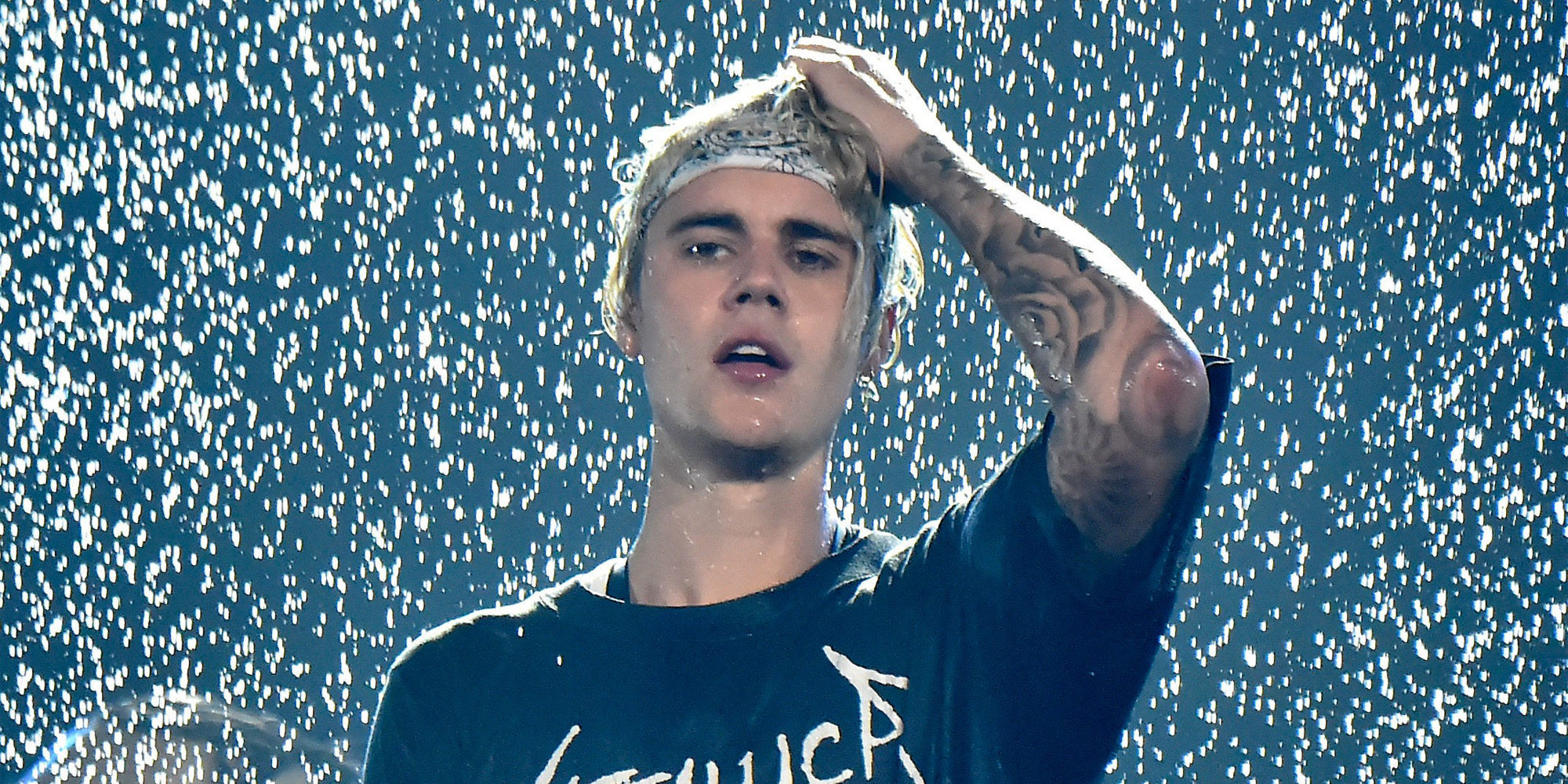 Justin Bieber le propina un puñetazo a un fan antes de su concierto en Barcelona