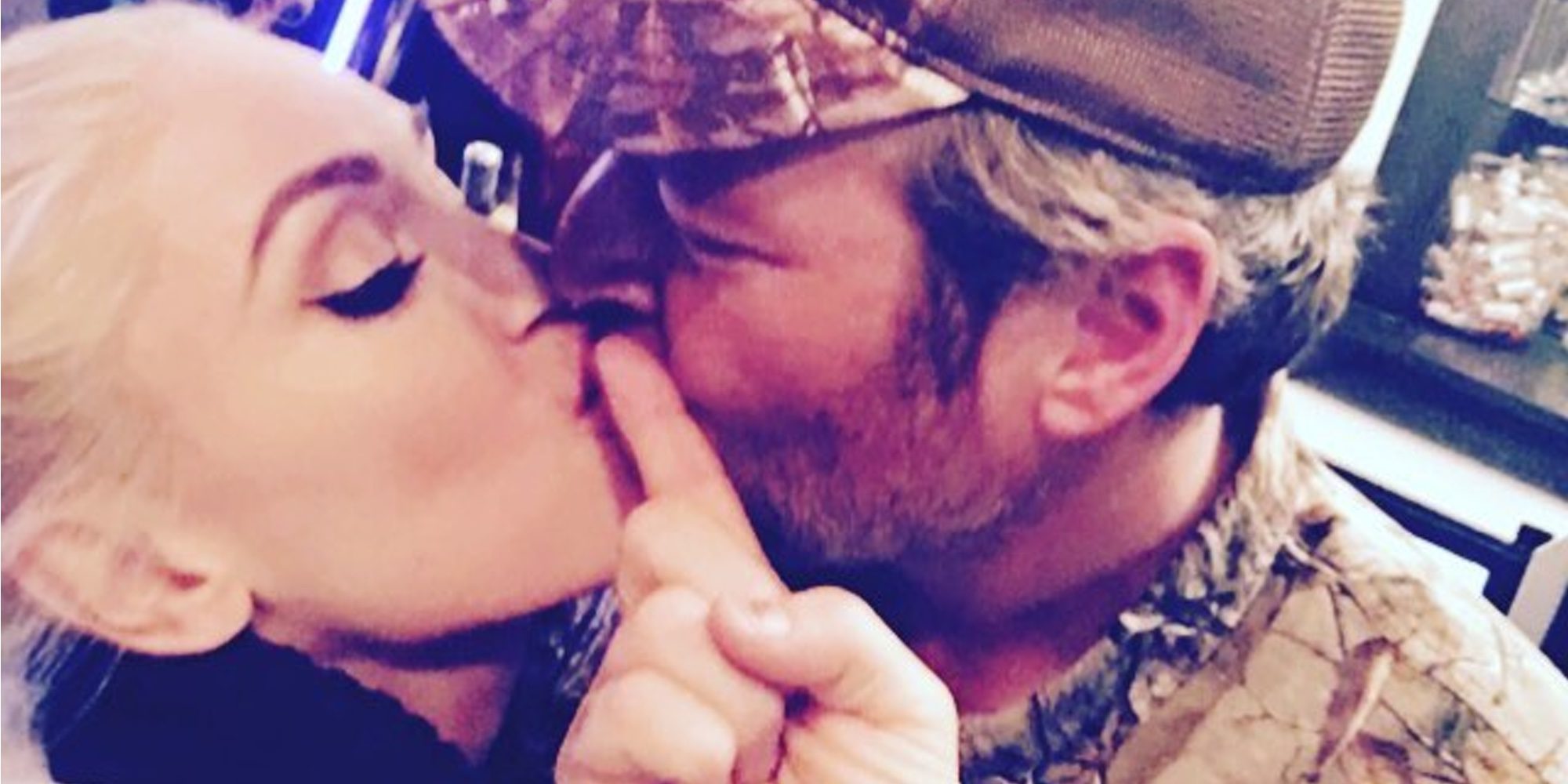 Gwen Stefani y Blake Shelton se dan un tierno beso en la celebración de Acción de Gracias