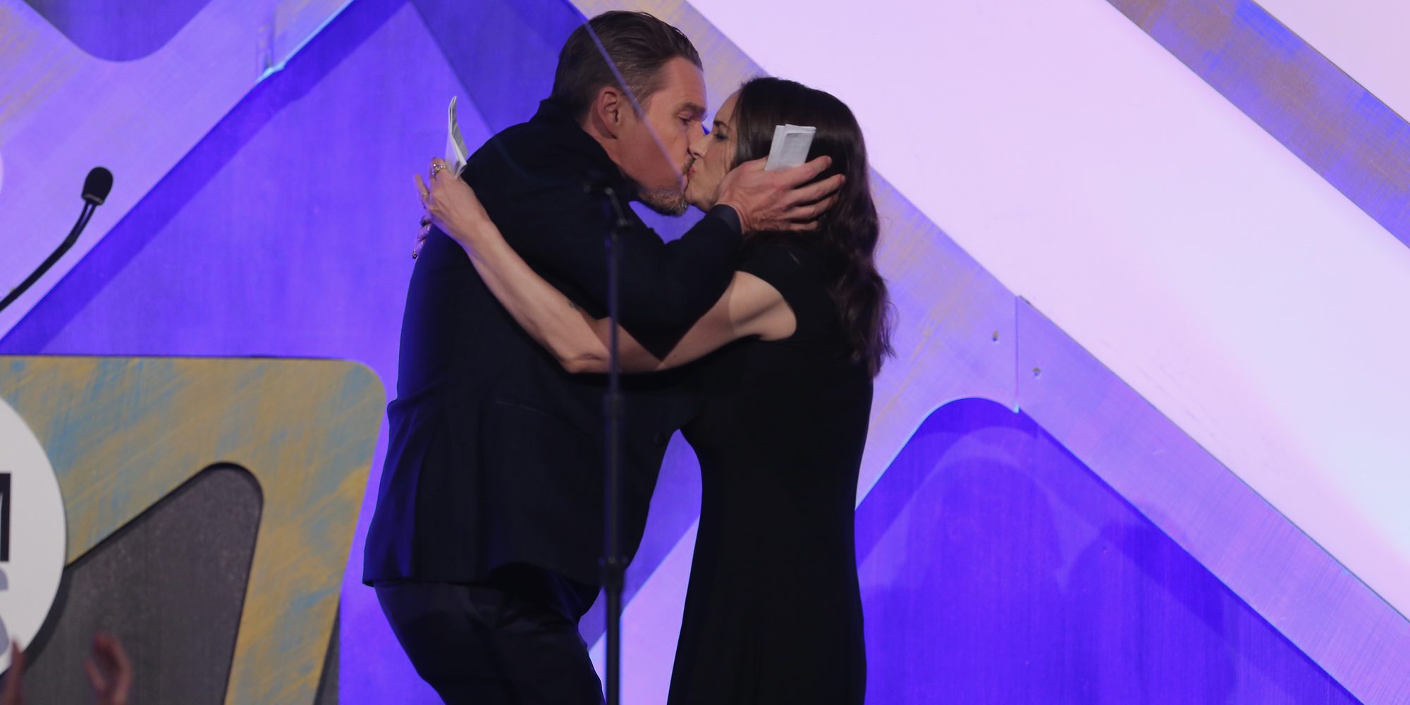 El beso entre Winona Ryder y Ethan Hawke en los Premios Gotham 2016