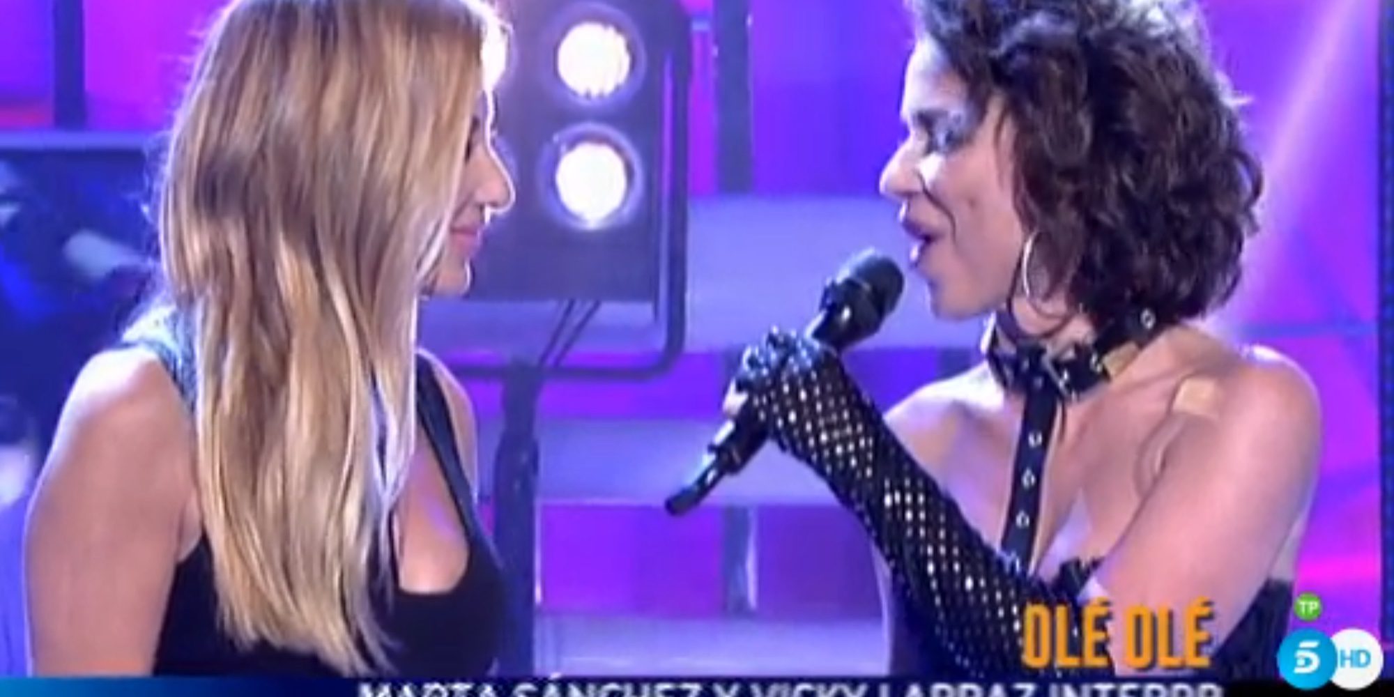 Esperadísimo momento: Marta Sánchez y Vicky Larraz comparten escenario e interpretan 'Búscala'