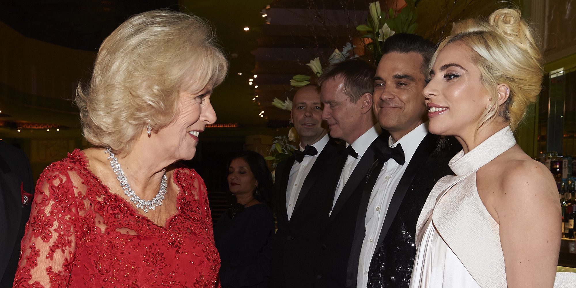 Las divertidas anécdotas del Príncipe Carlos y Camilla Parker con Robbie Williams y Lady Gaga en un concierto