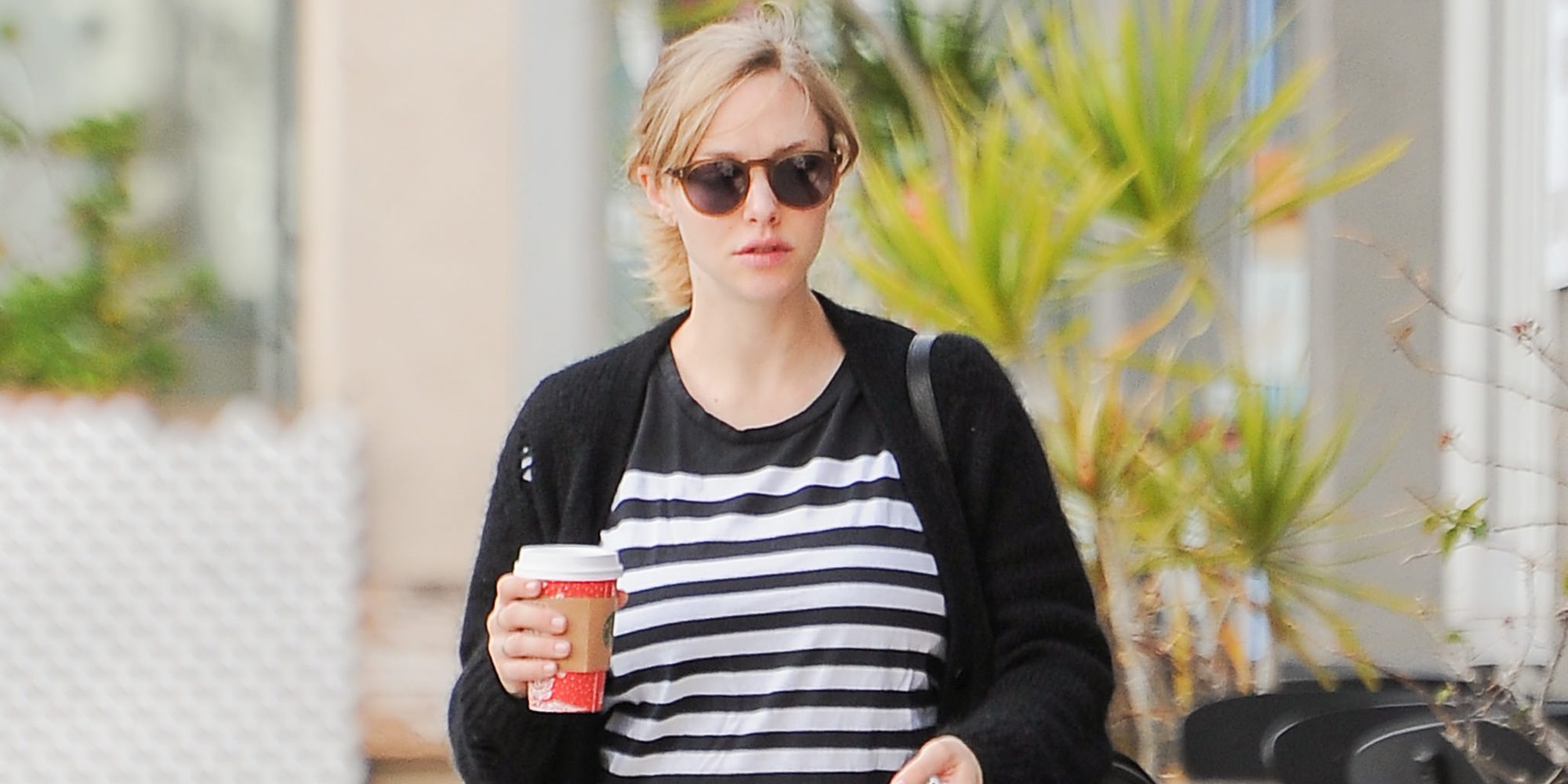 Amanda Seyfried pasea por las calles de Los Angeles luciendo su tripita de embarazada