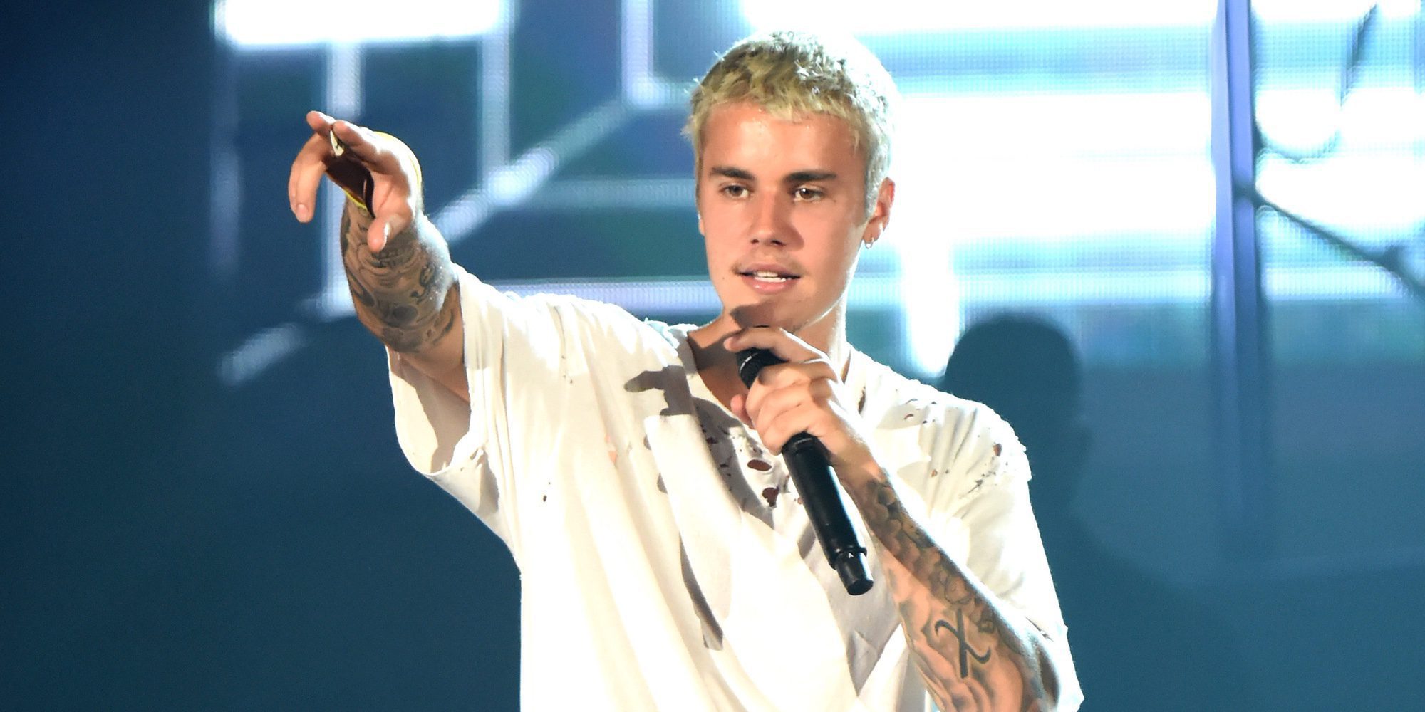 El percance de Justin Bieber: el cantante pierde el equilibrio en una pequeña colina