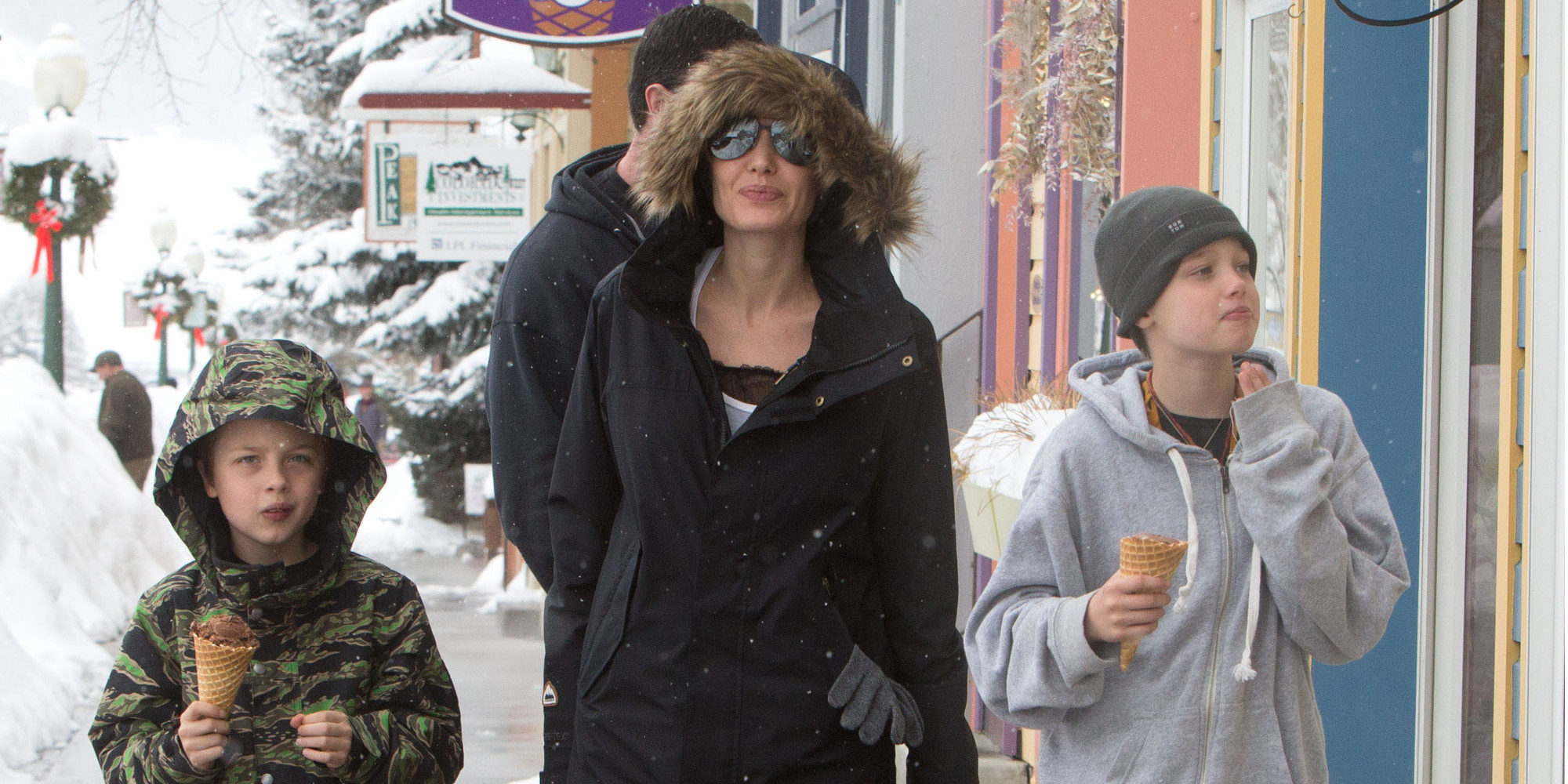 Angelina Jolie huye de la polémica pasando unos días en la nieve con sus hijos