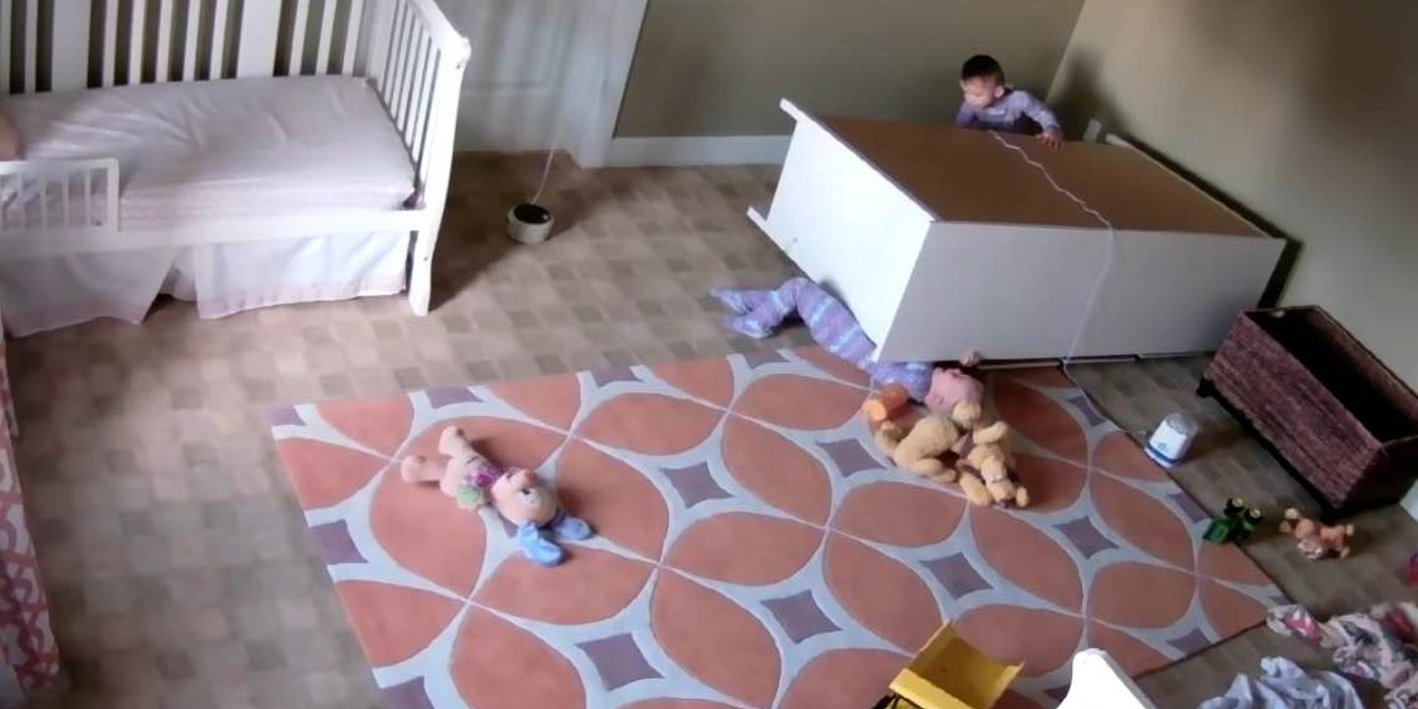 Un niño salva a su hermano gemelo de morir aplastado después de caer un armario
