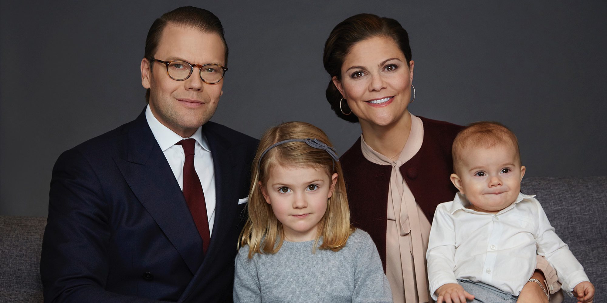 Retratos de familia: del posado de Victoria y Daniel de Suecia con sus hijos a los juegos de Estela y Oscar