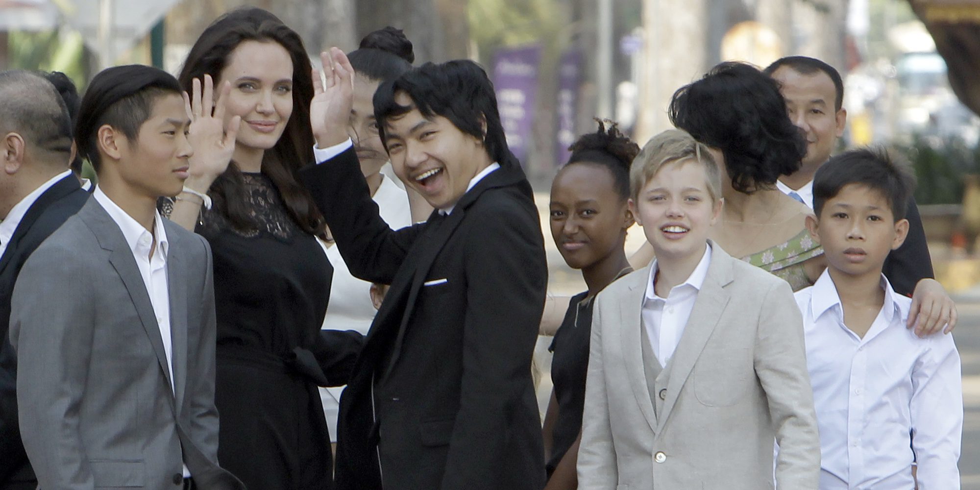Angelina Jolie reaparece arropada por sus seis hijos en Camboya tras el divorcio de Brad Pitt