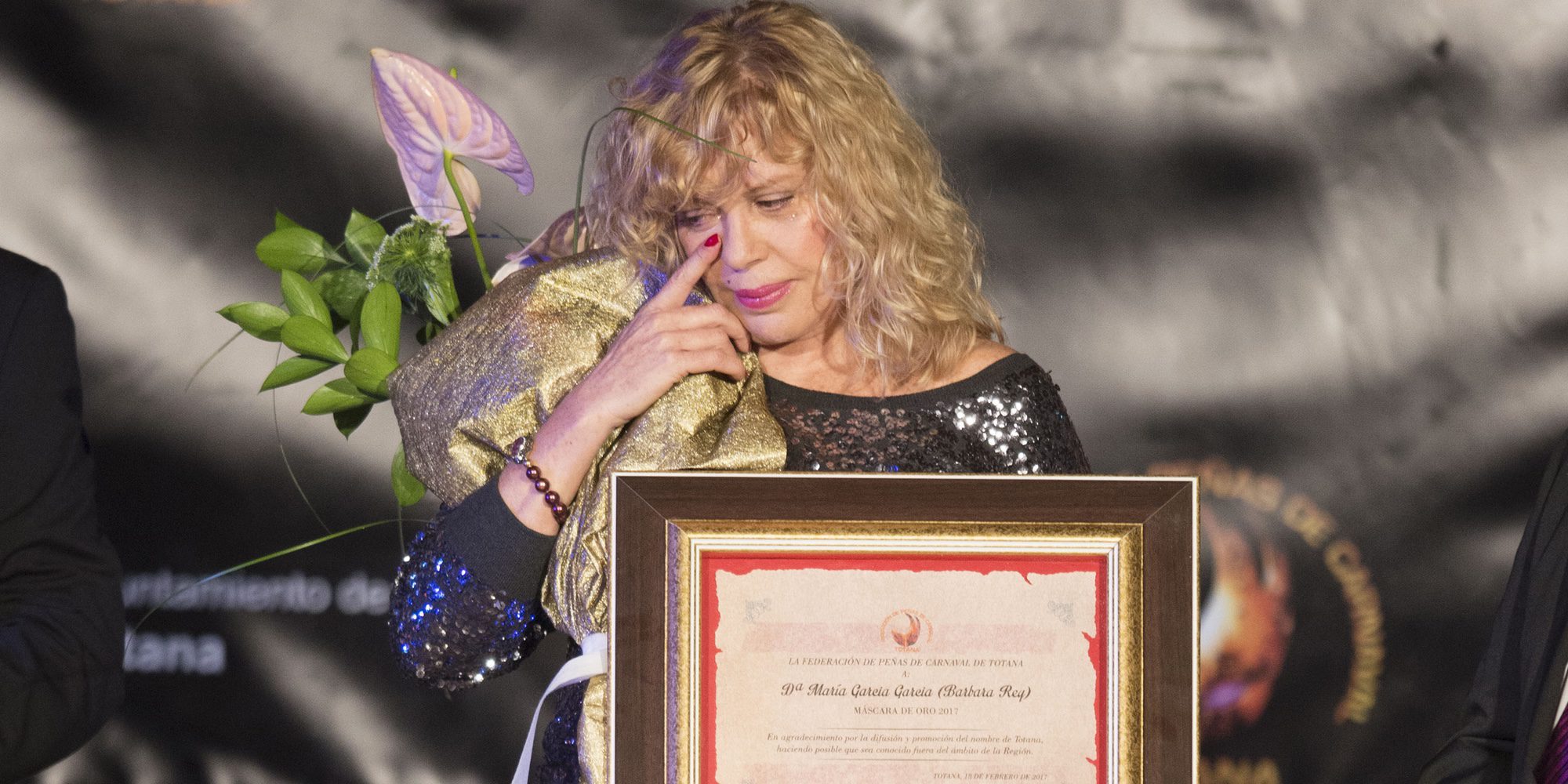 La emoción de Bárbara Rey al ser homenajeada en Totana: es su primer acto tras la polémica del Rey Juan Carlos