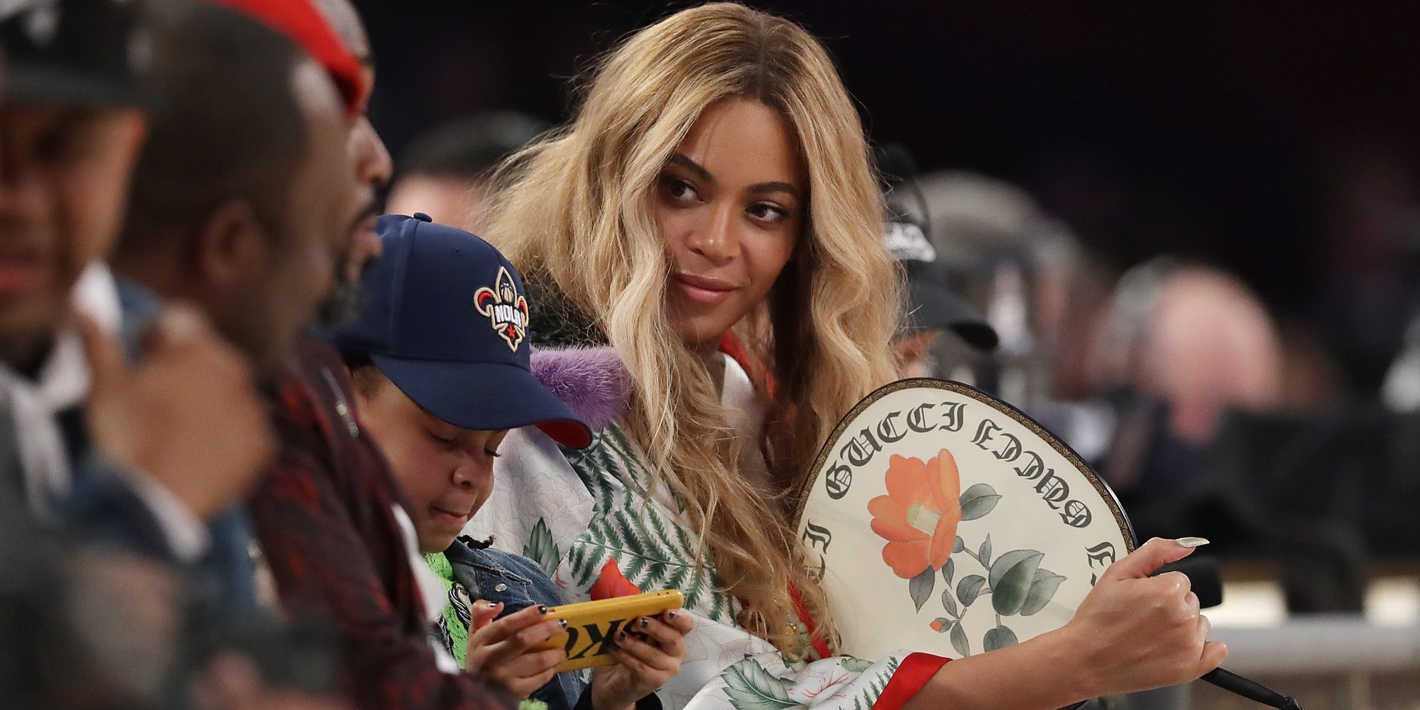 Beyoncé vuelve a lucir barriguita en una divertida sesión de fotos