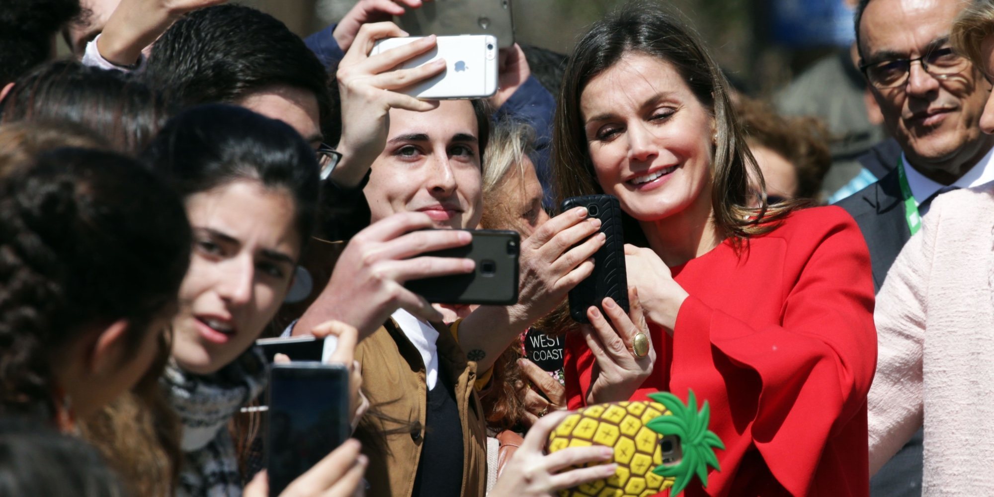 La Reina Letizia, más sonriente que nunca: selfies, saludos y autógrafos para olvidar el escándalo