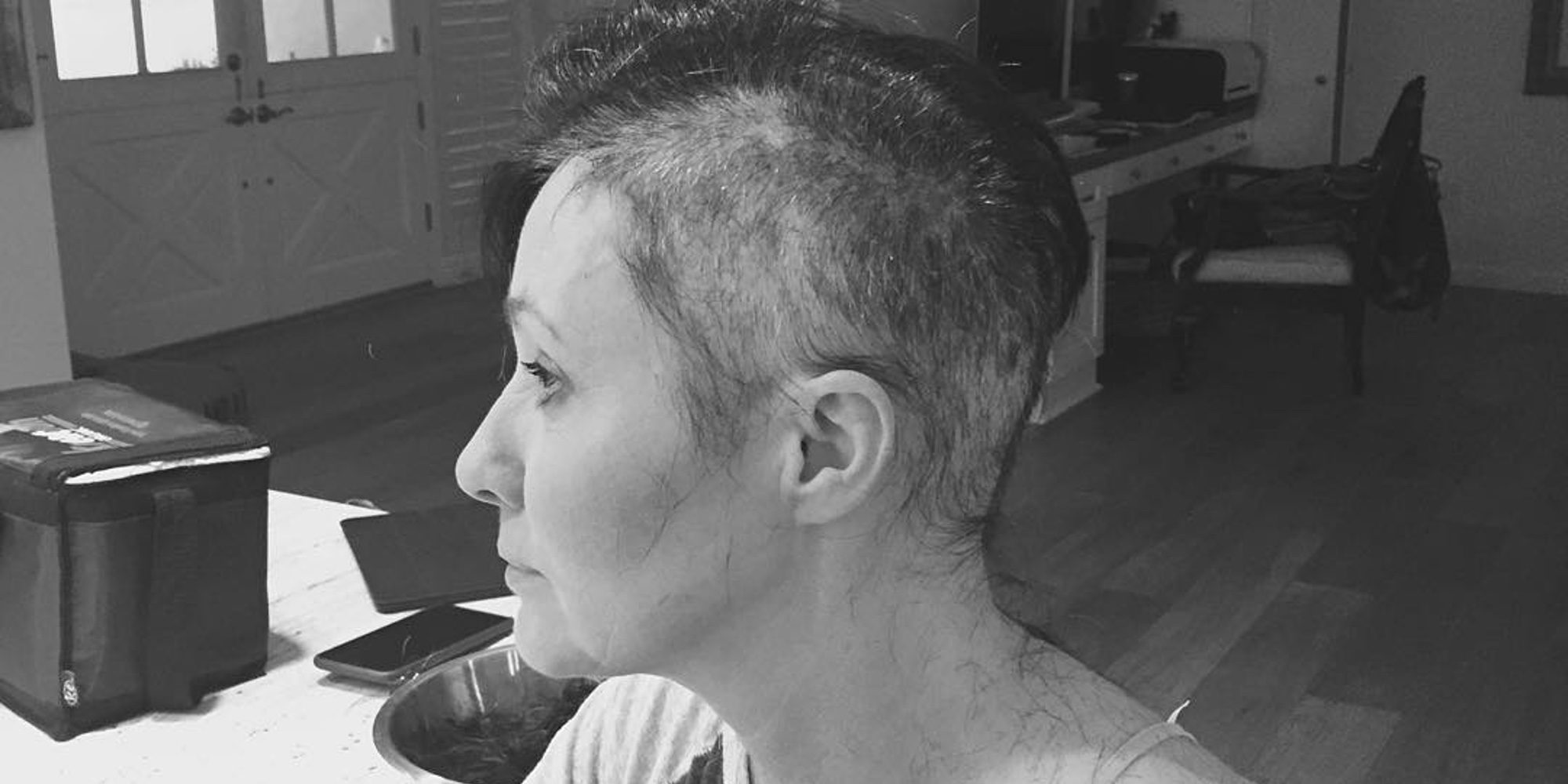 Shannen Doherty comparte un emotivo vídeo mostrando cómo se rapó el pelo