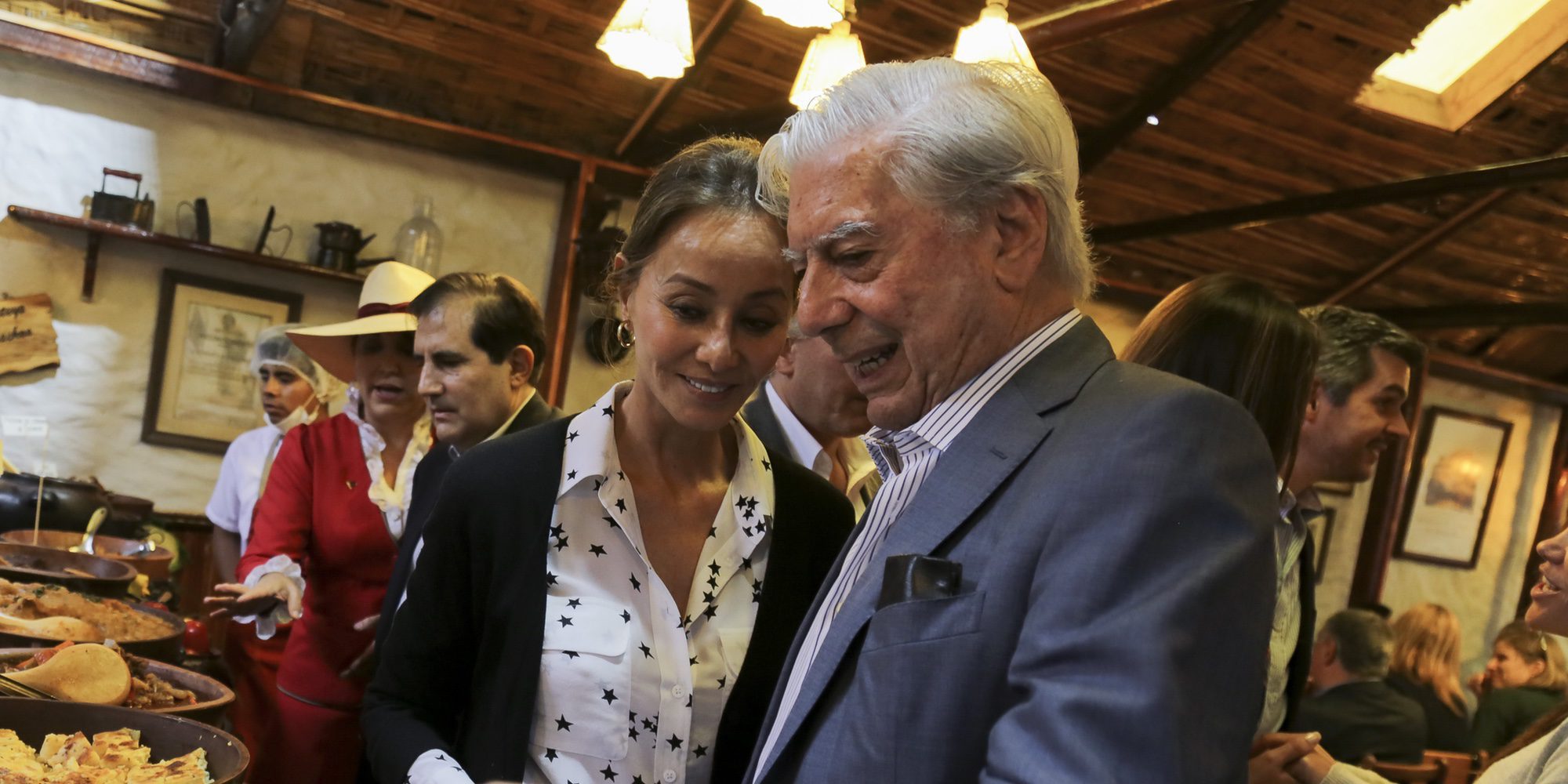Mario Vargas Llosa enseña a Isabel Preysler los rinconces más pintorescos de Arequipa